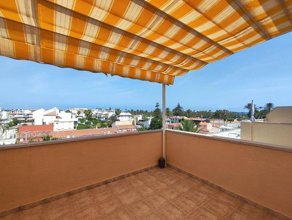 Ático dúplex con encanto mediterráneo a pocos pasos del mar.