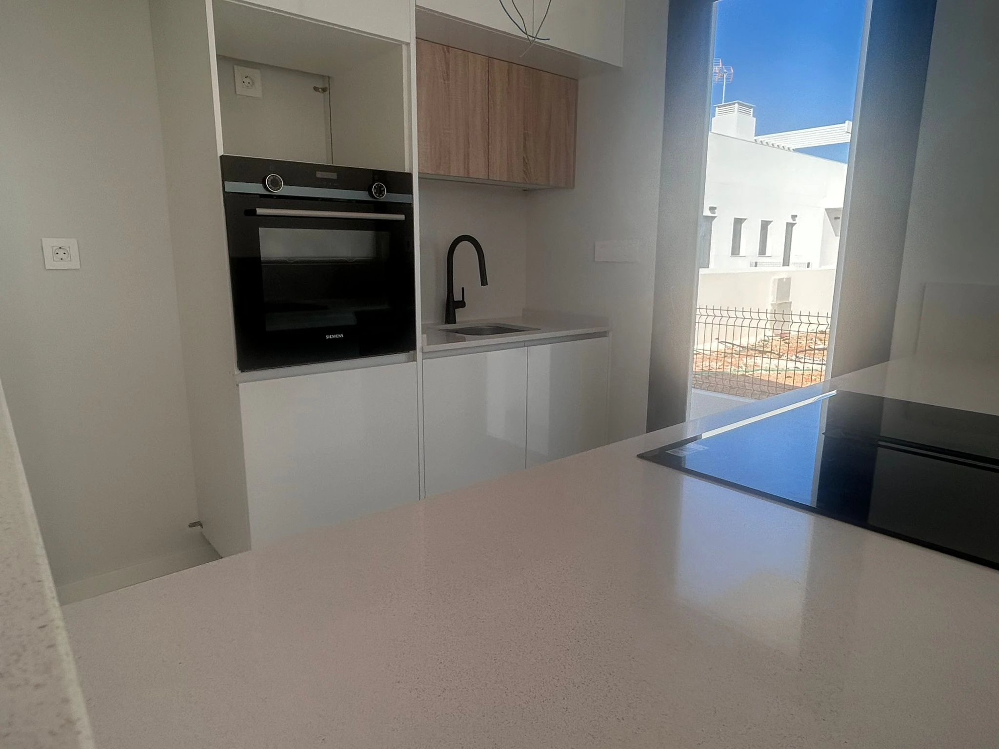 Cuatro viviendas unifamiliares con piscina privada, acabadas y llave en mano.