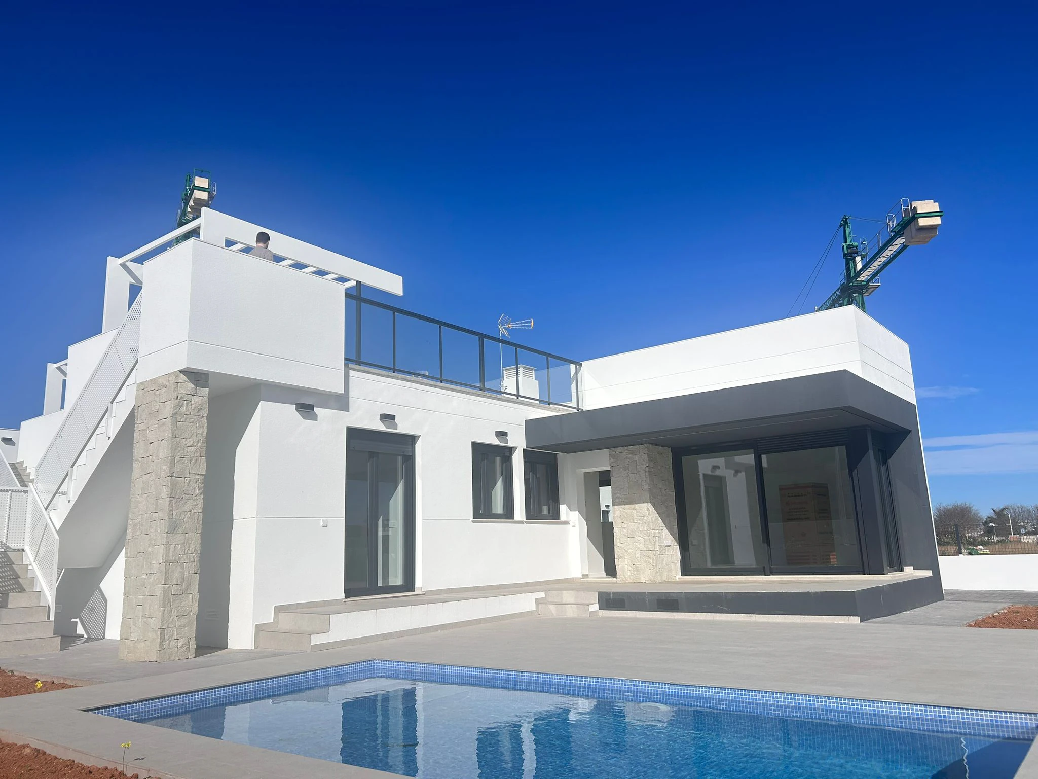 Cuatro viviendas unifamiliares con piscina privada, acabadas y llave en mano.