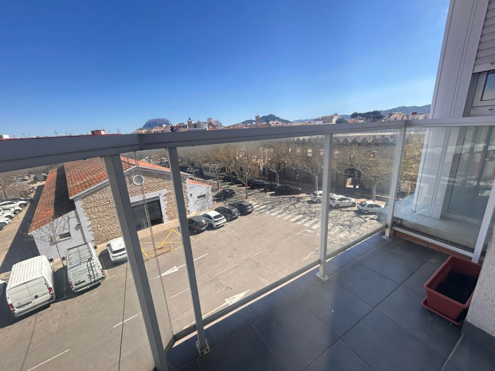 Piso de tres dormitorios con garaje  y trastero en el centro de Ondara.
