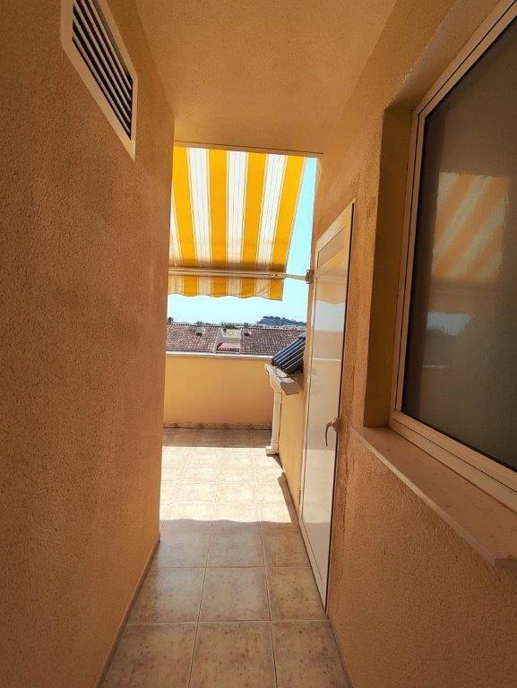 Ático dúplex con encanto mediterráneo a pocos pasos del mar.