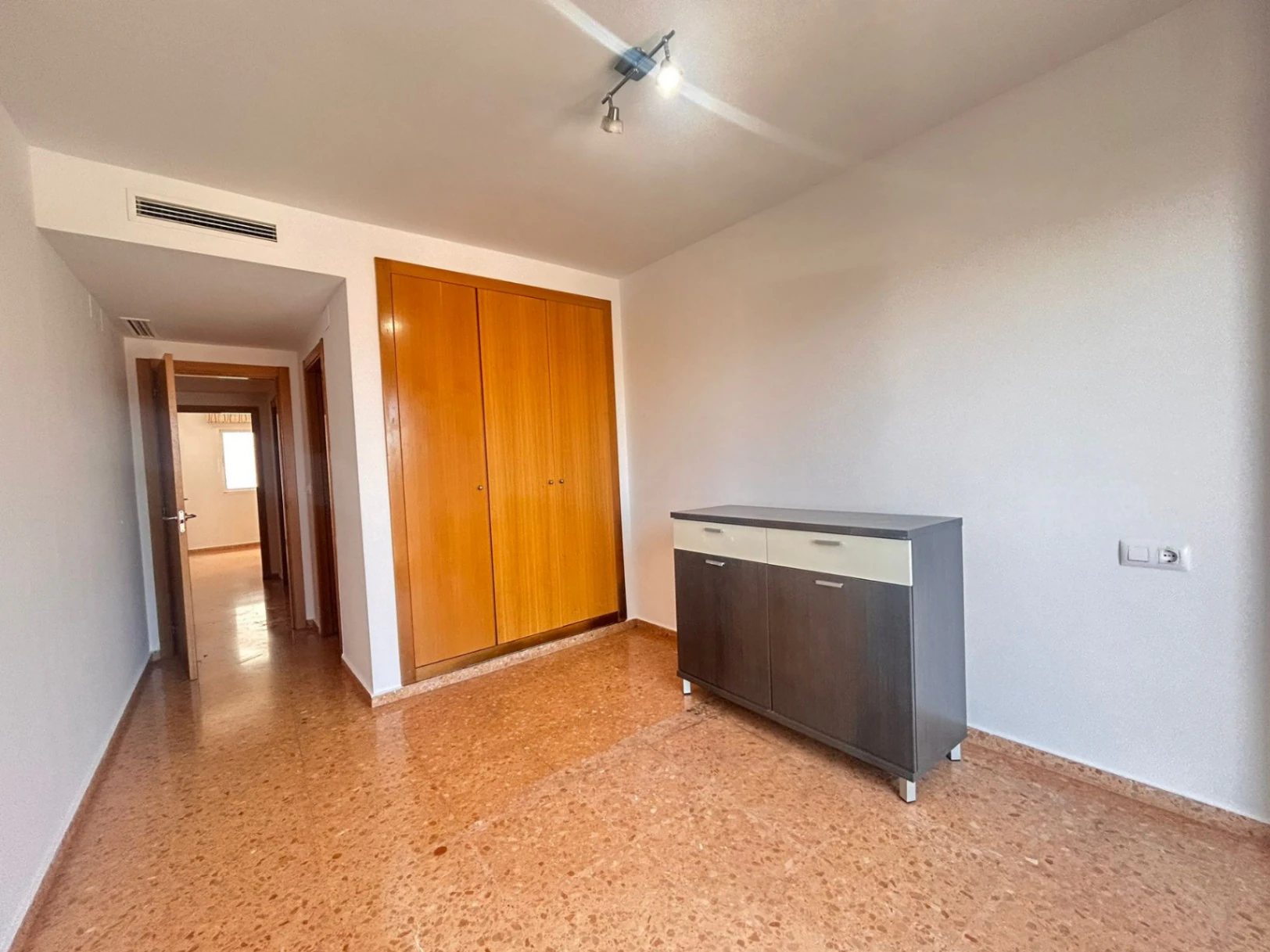 Piso de tres dormitorios con garaje  y trastero en el centro de Ondara.