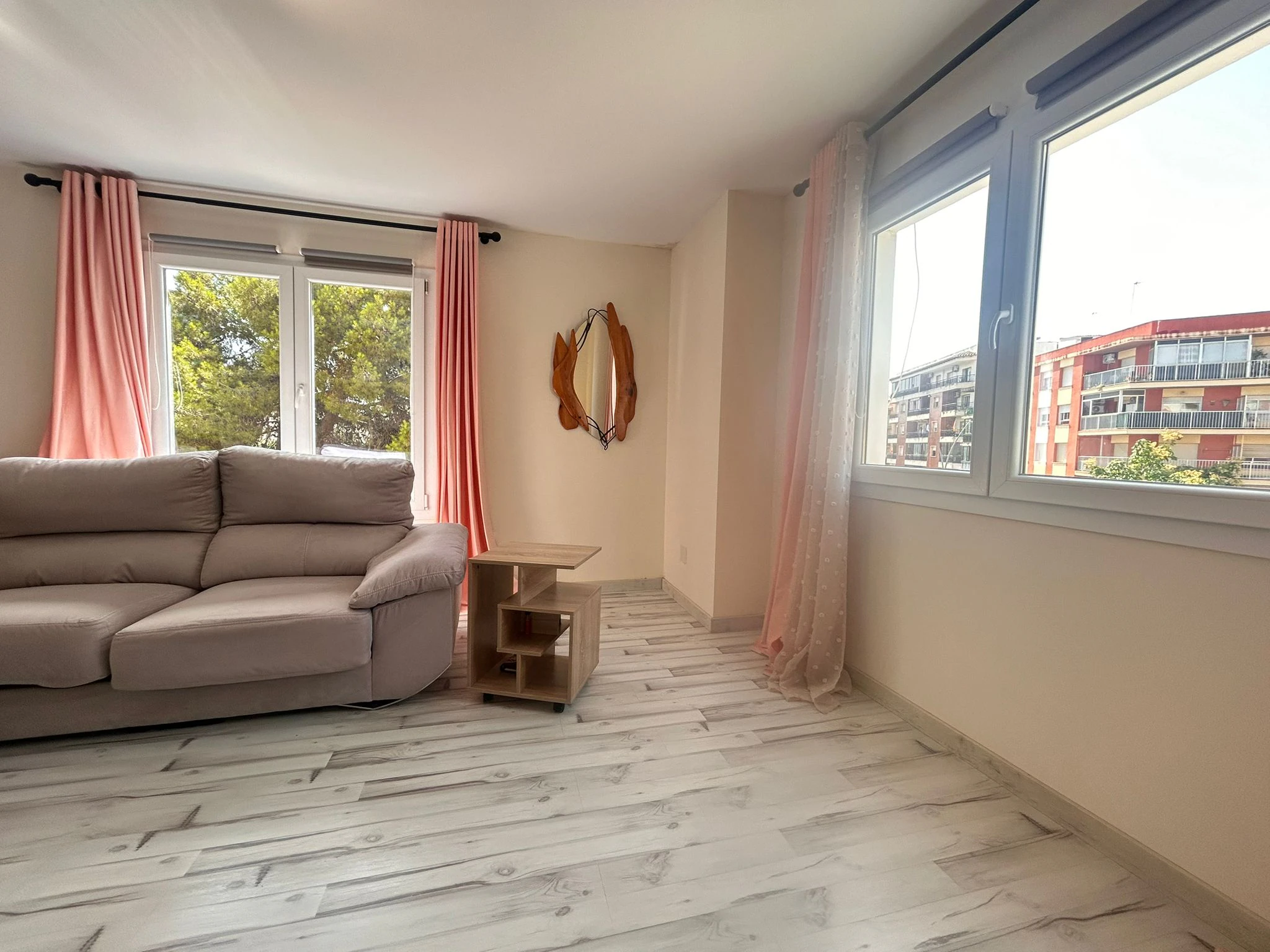 Amplio y céntrico piso  totalmente renovado y listo para entrar a vivir junto a todos los servicios.