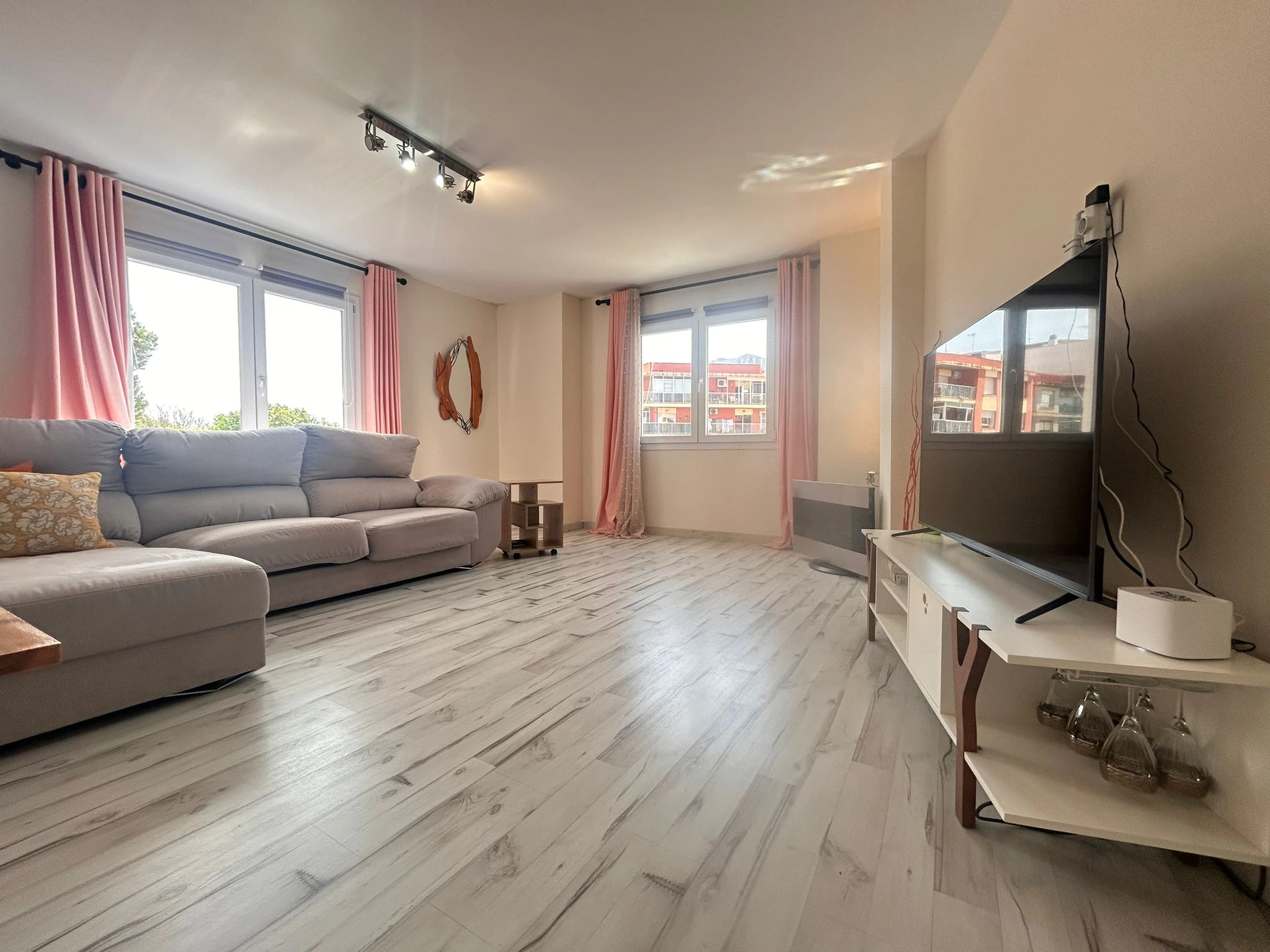 Amplio y céntrico piso  totalmente renovado y listo para entrar a vivir junto a todos los servicios.