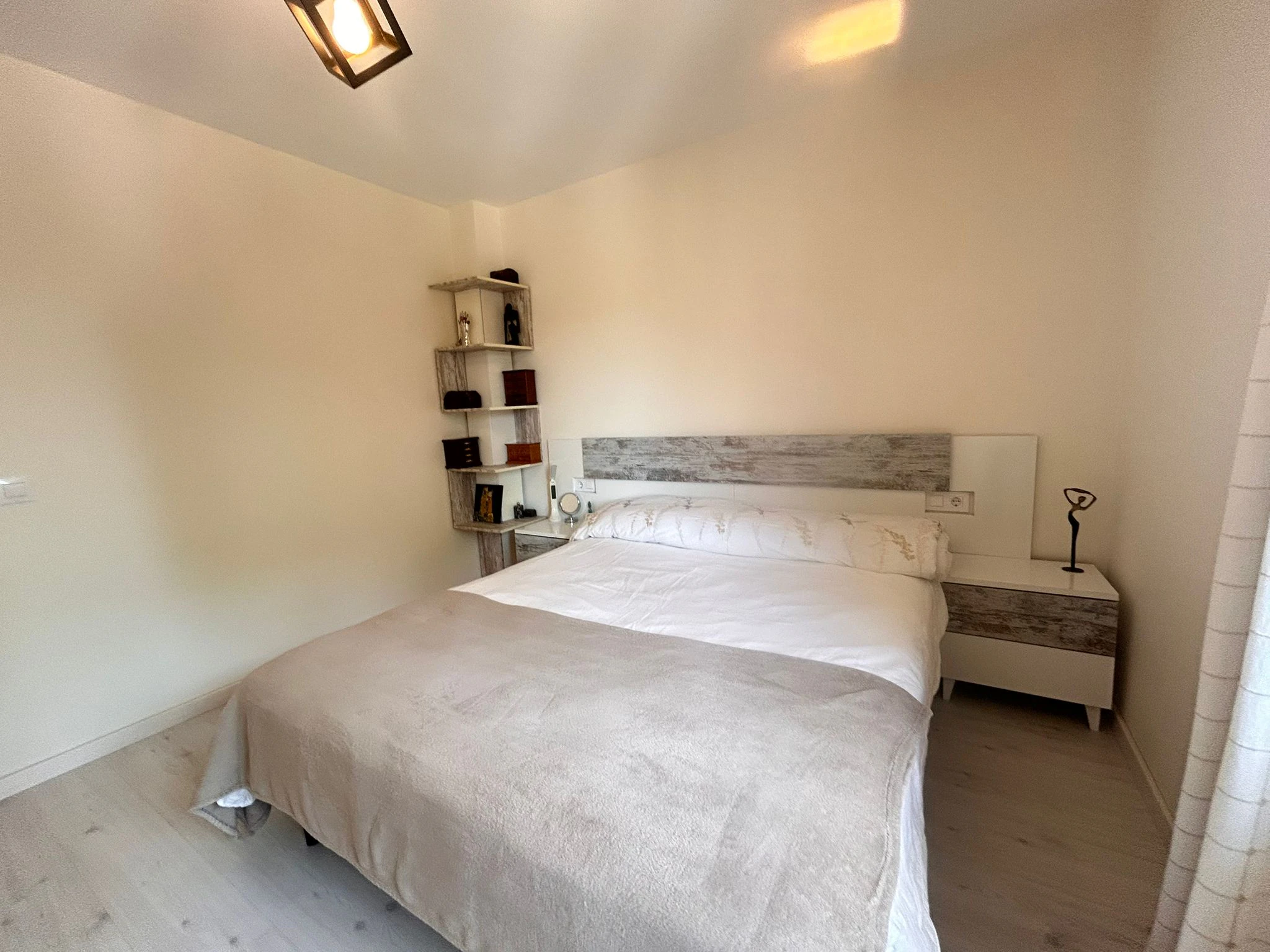 Amplio y céntrico piso  totalmente renovado y listo para entrar a vivir junto a todos los servicios.