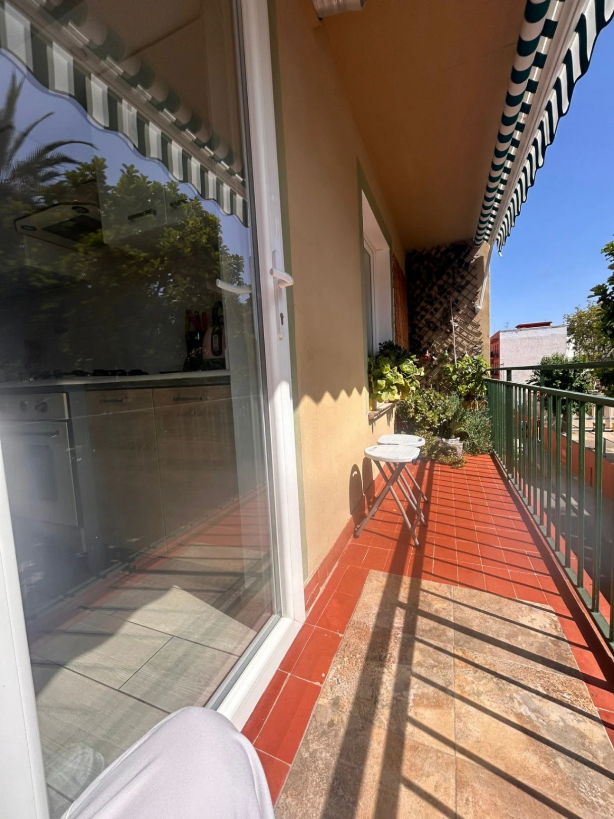 Amplio y céntrico piso  totalmente renovado y listo para entrar a vivir junto a todos los servicios.