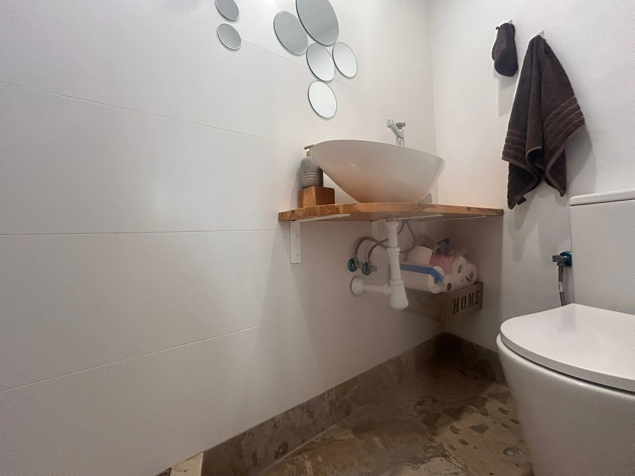 Amplio y céntrico piso  totalmente renovado y listo para entrar a vivir junto a todos los servicios.