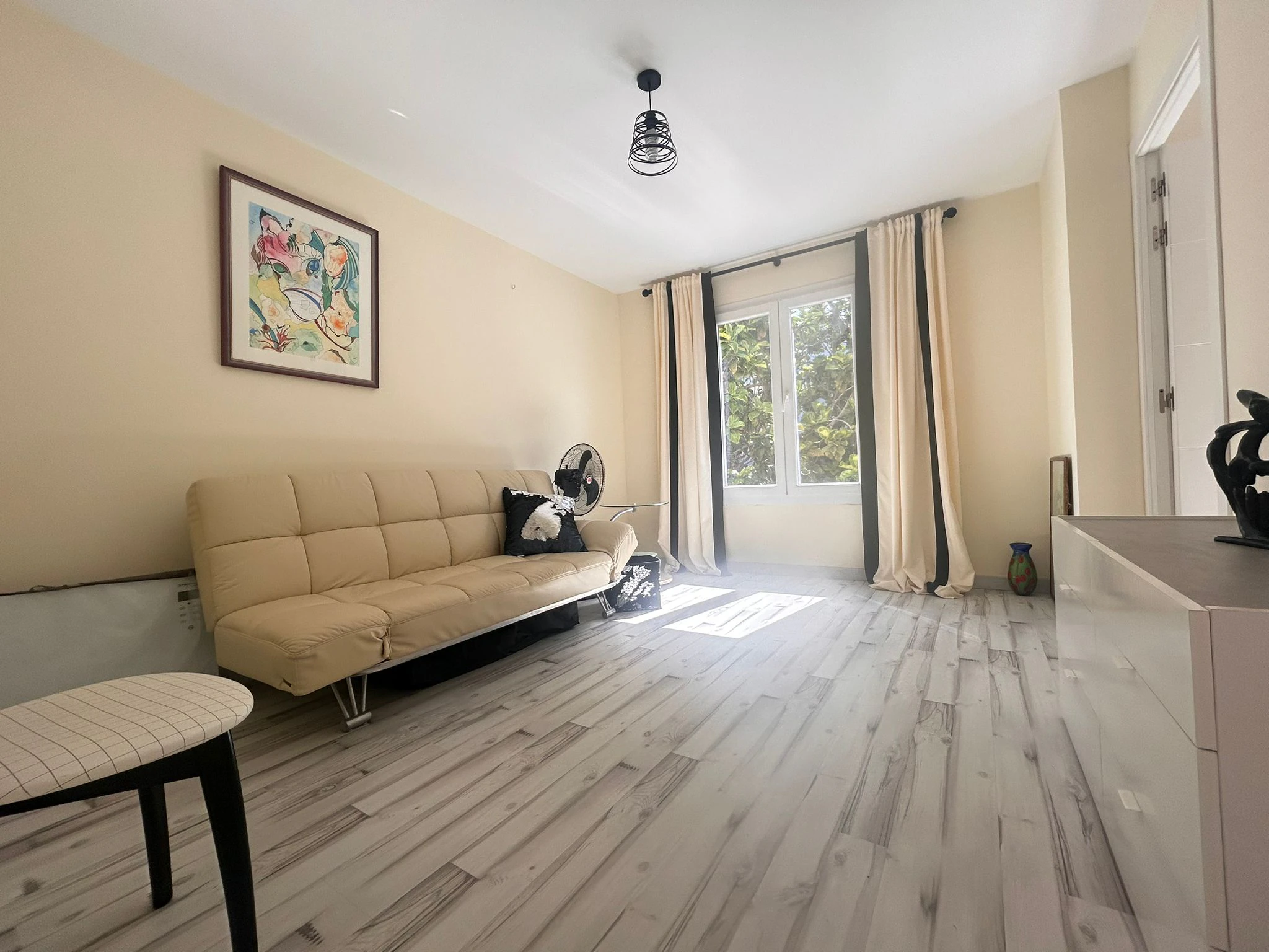 Amplio y céntrico piso  totalmente renovado y listo para entrar a vivir junto a todos los servicios.