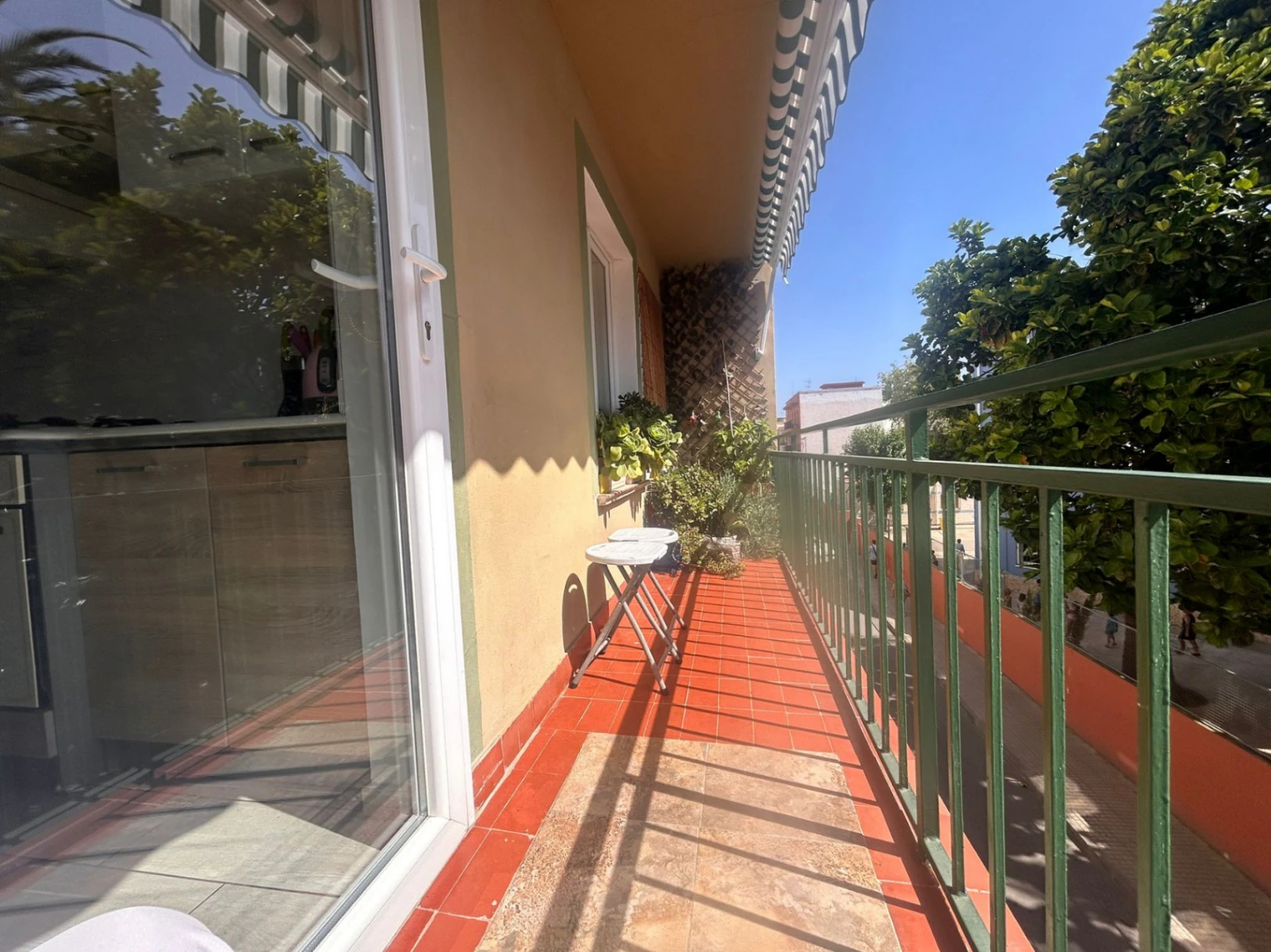 Amplio y céntrico piso  totalmente renovado y listo para entrar a vivir junto a todos los servicios.
