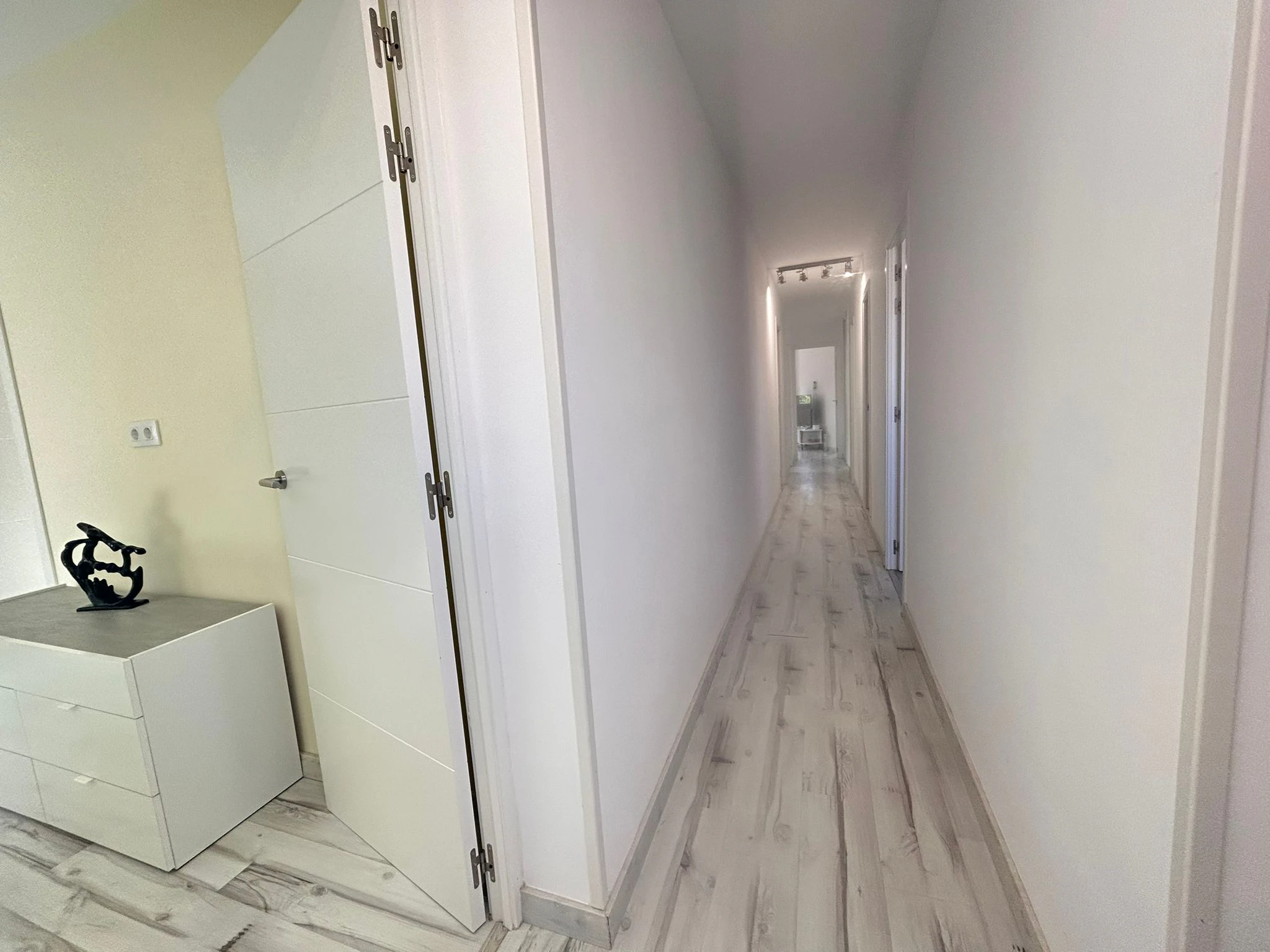 Amplio y céntrico piso  totalmente renovado y listo para entrar a vivir junto a todos los servicios.