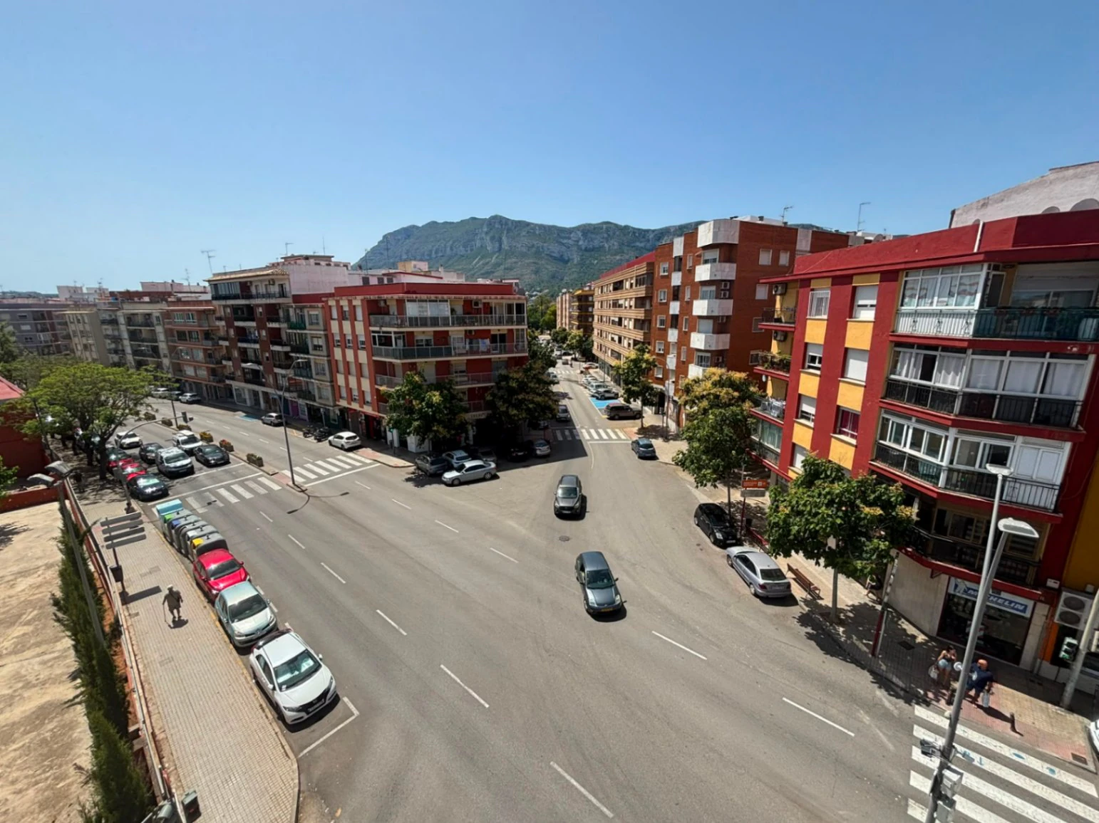 Amplio y céntrico piso  totalmente renovado y listo para entrar a vivir junto a todos los servicios.
