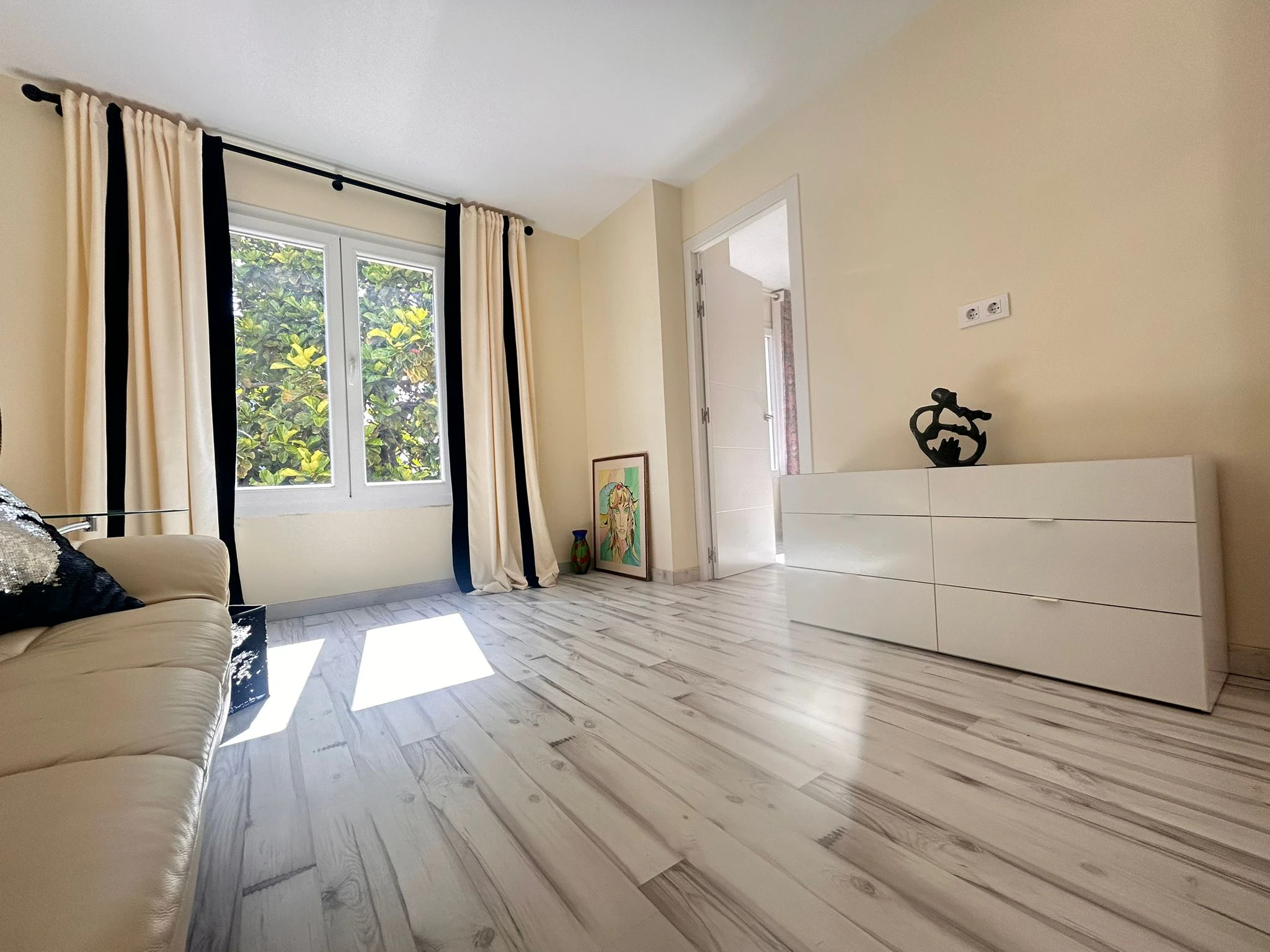 Amplio y céntrico piso  totalmente renovado y listo para entrar a vivir junto a todos los servicios.