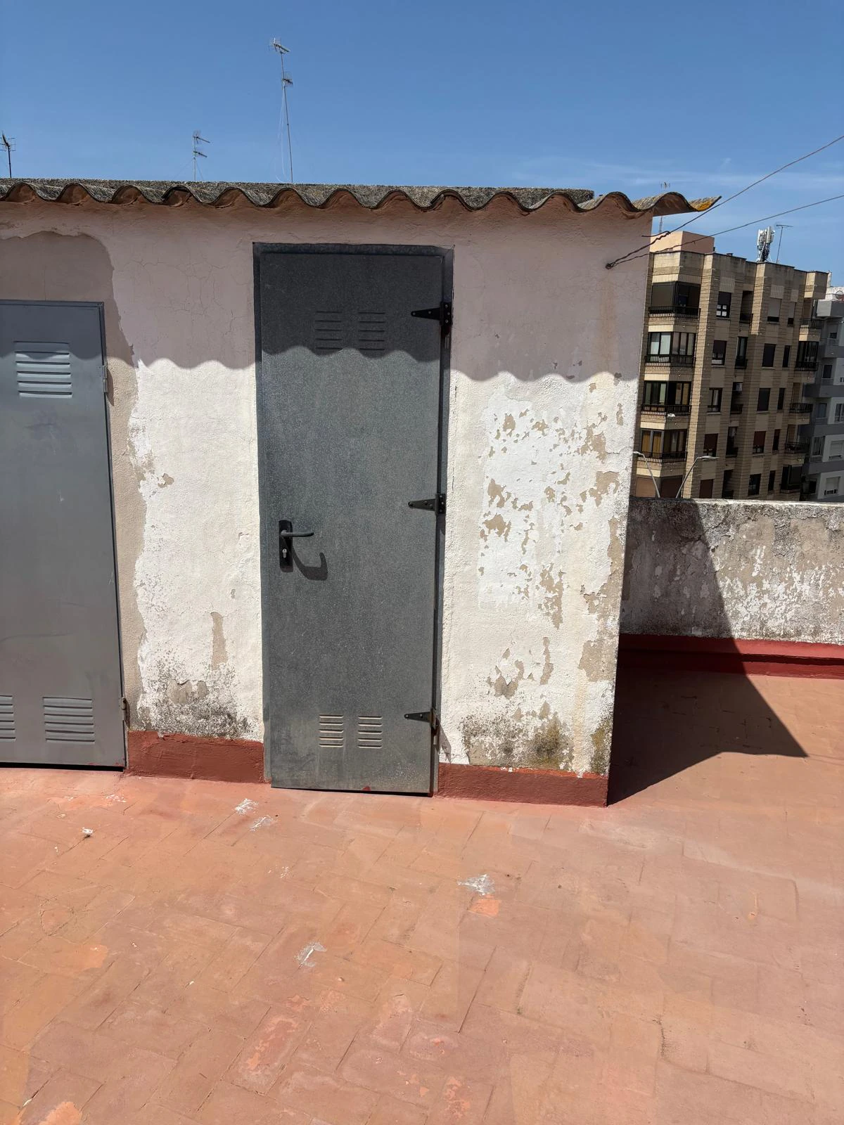 Amplio y céntrico piso  totalmente renovado y listo para entrar a vivir junto a todos los servicios.