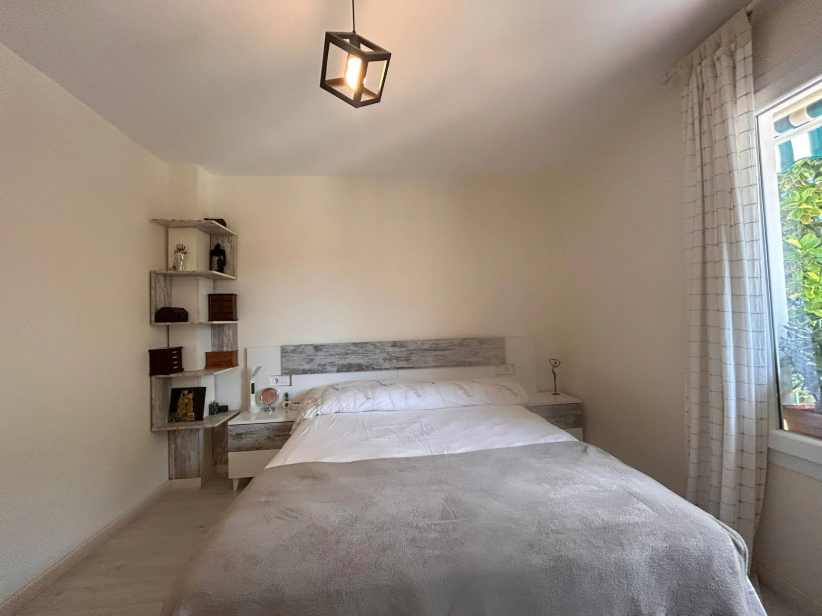 Amplio y céntrico piso  totalmente renovado y listo para entrar a vivir junto a todos los servicios.