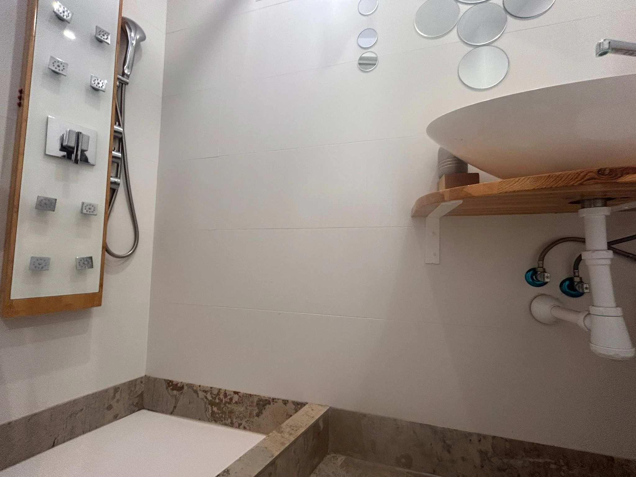 Amplio y céntrico piso  totalmente renovado y listo para entrar a vivir junto a todos los servicios.