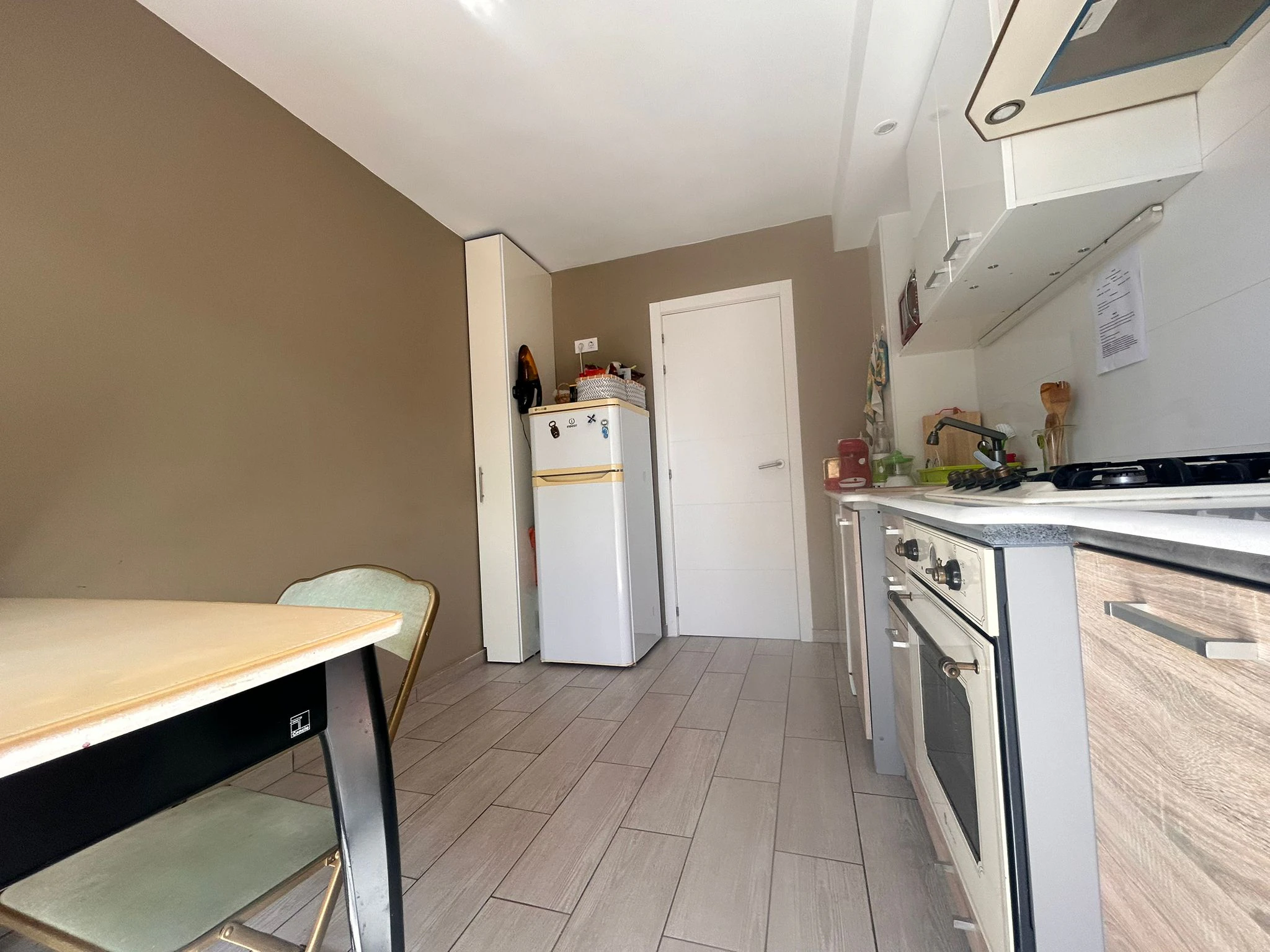 Amplio y céntrico piso  totalmente renovado y listo para entrar a vivir junto a todos los servicios.