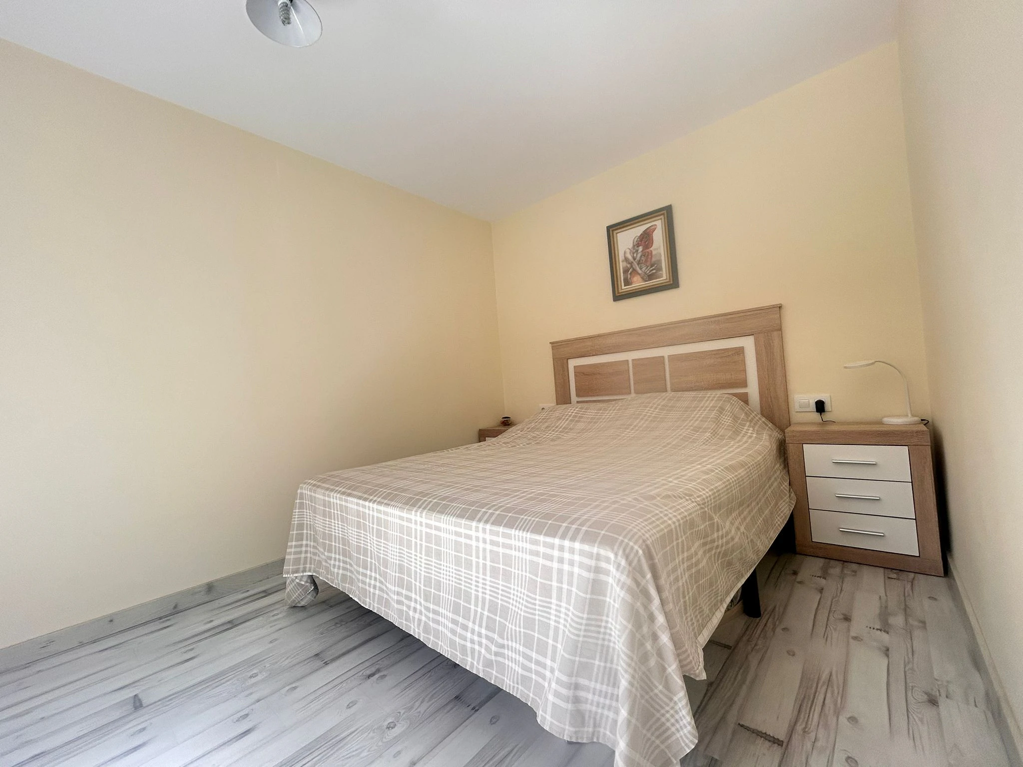Amplio y céntrico piso  totalmente renovado y listo para entrar a vivir junto a todos los servicios.