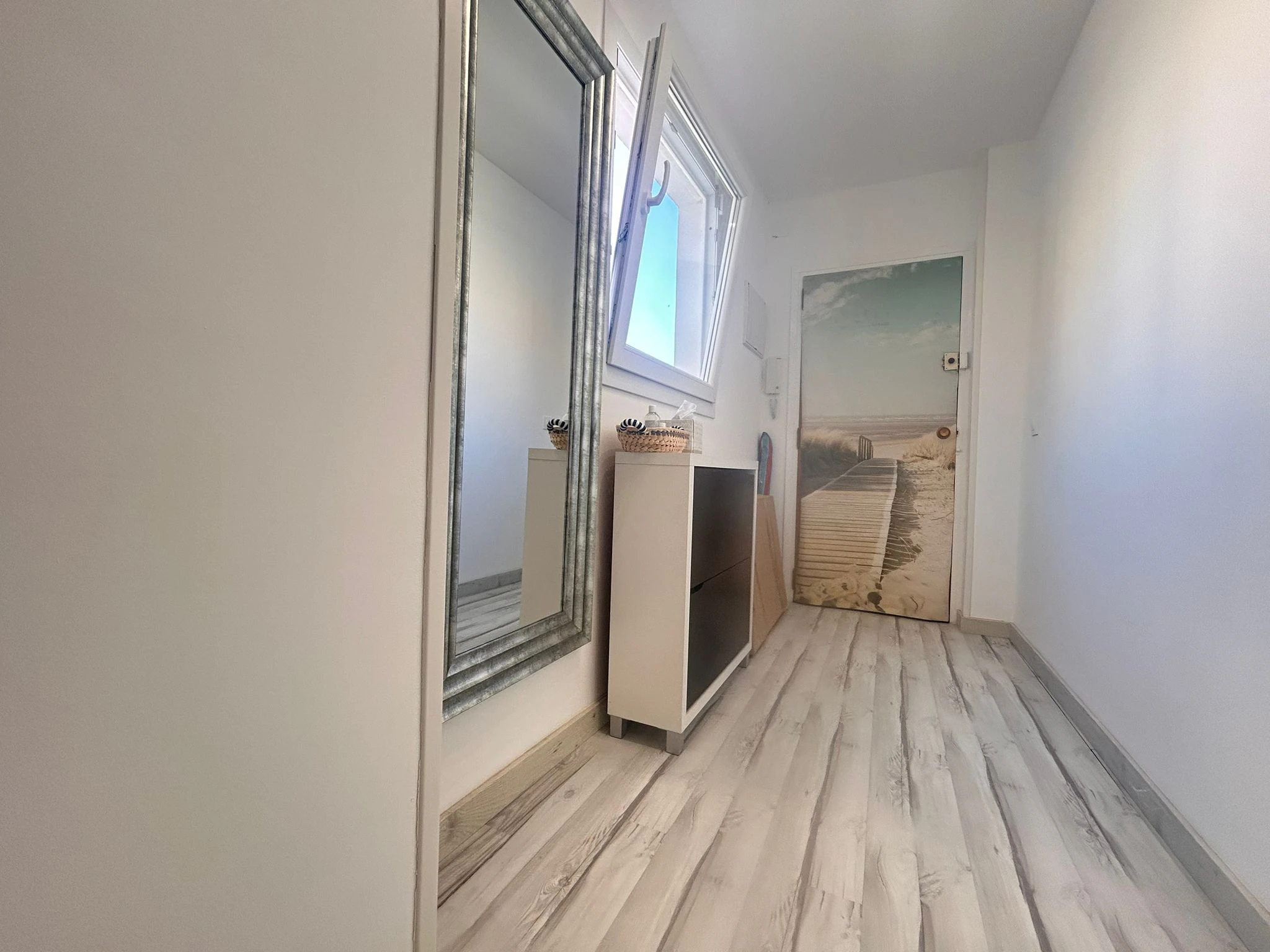 Amplio y céntrico piso  totalmente renovado y listo para entrar a vivir junto a todos los servicios.