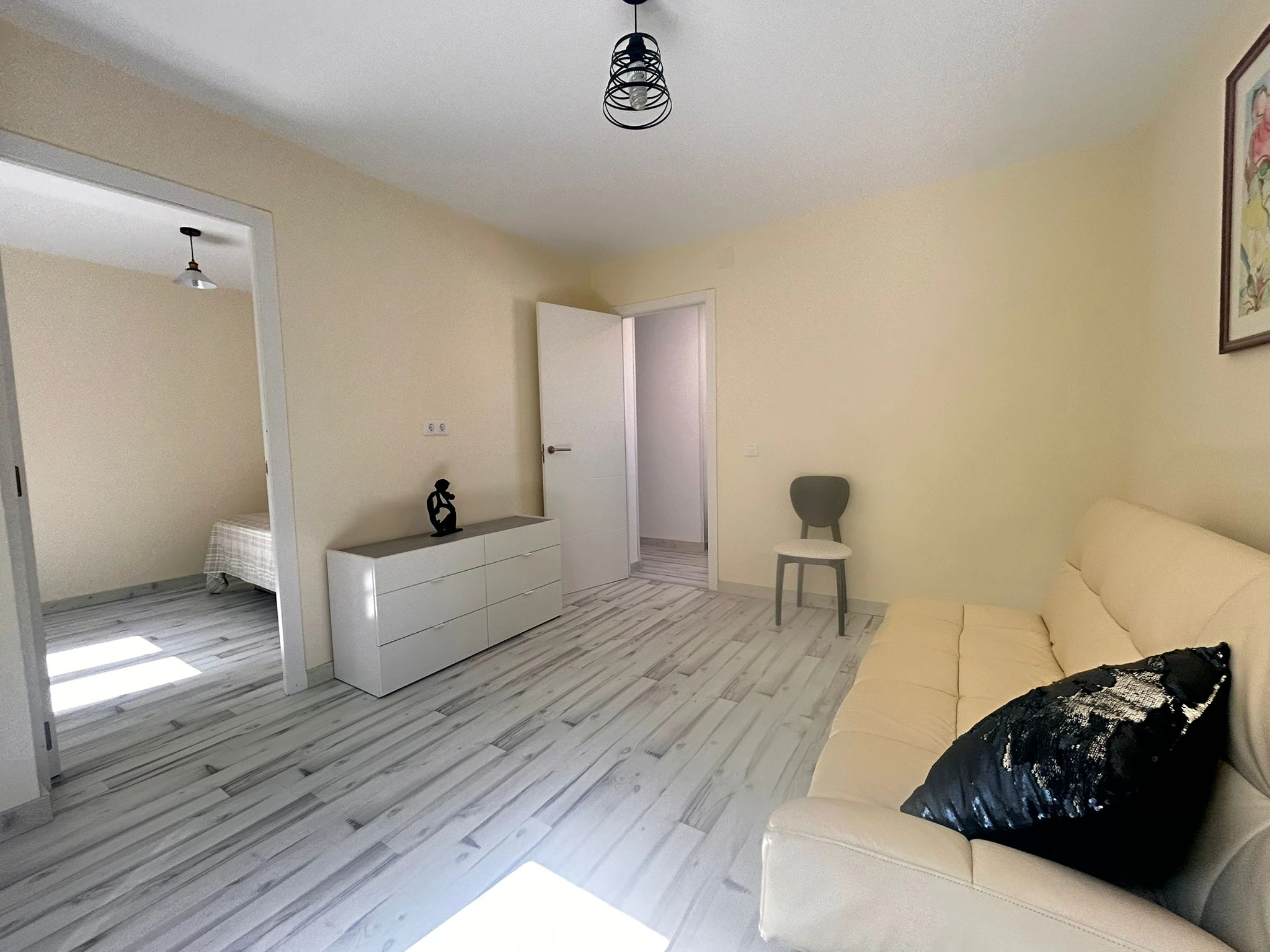 Amplio y céntrico piso  totalmente renovado y listo para entrar a vivir junto a todos los servicios.
