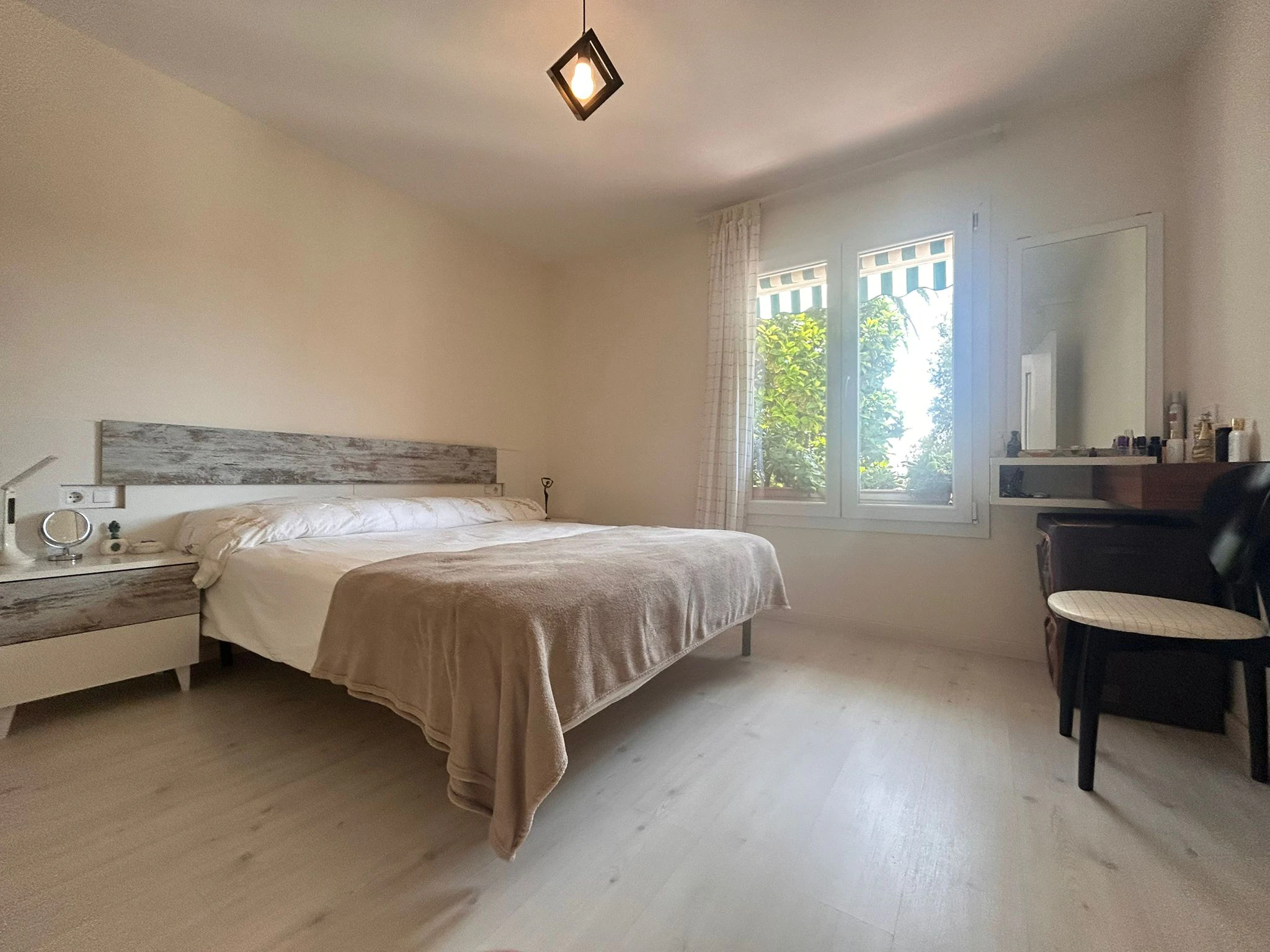 Amplio y céntrico piso  totalmente renovado y listo para entrar a vivir junto a todos los servicios.