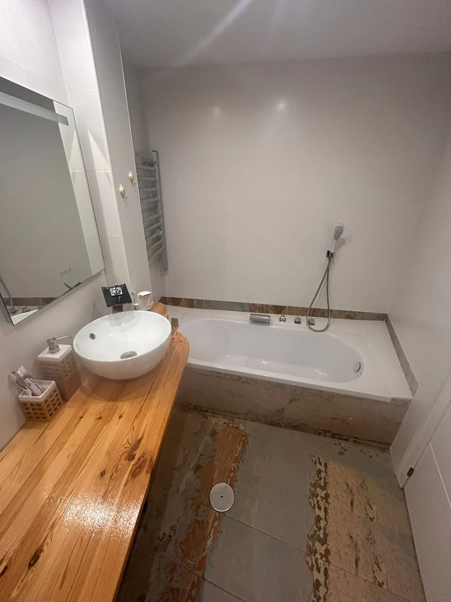 Amplio y céntrico piso  totalmente renovado y listo para entrar a vivir junto a todos los servicios.