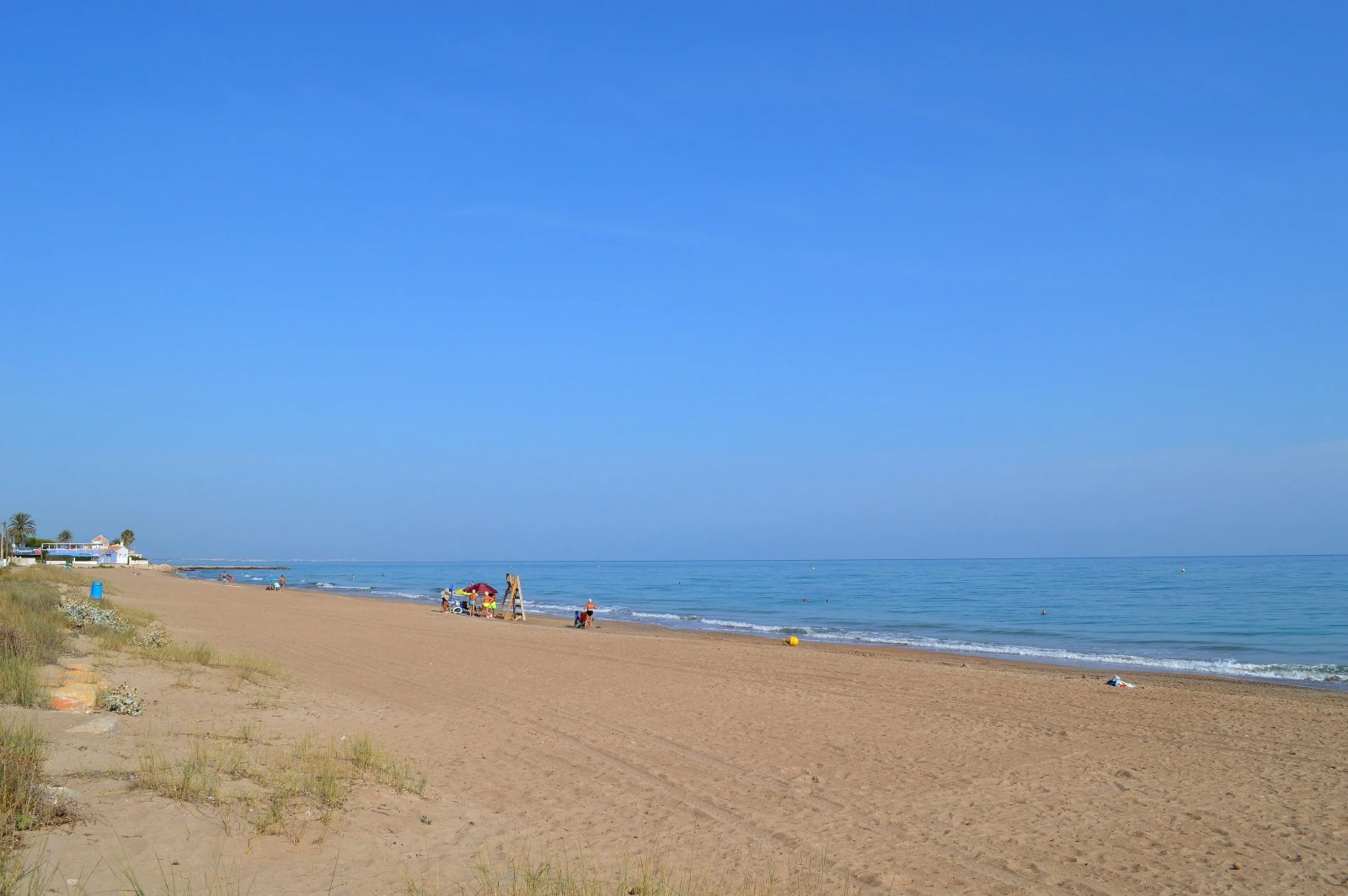 Primerísima línea de playa y urbanización muy tranquila con salida directa a la arena.