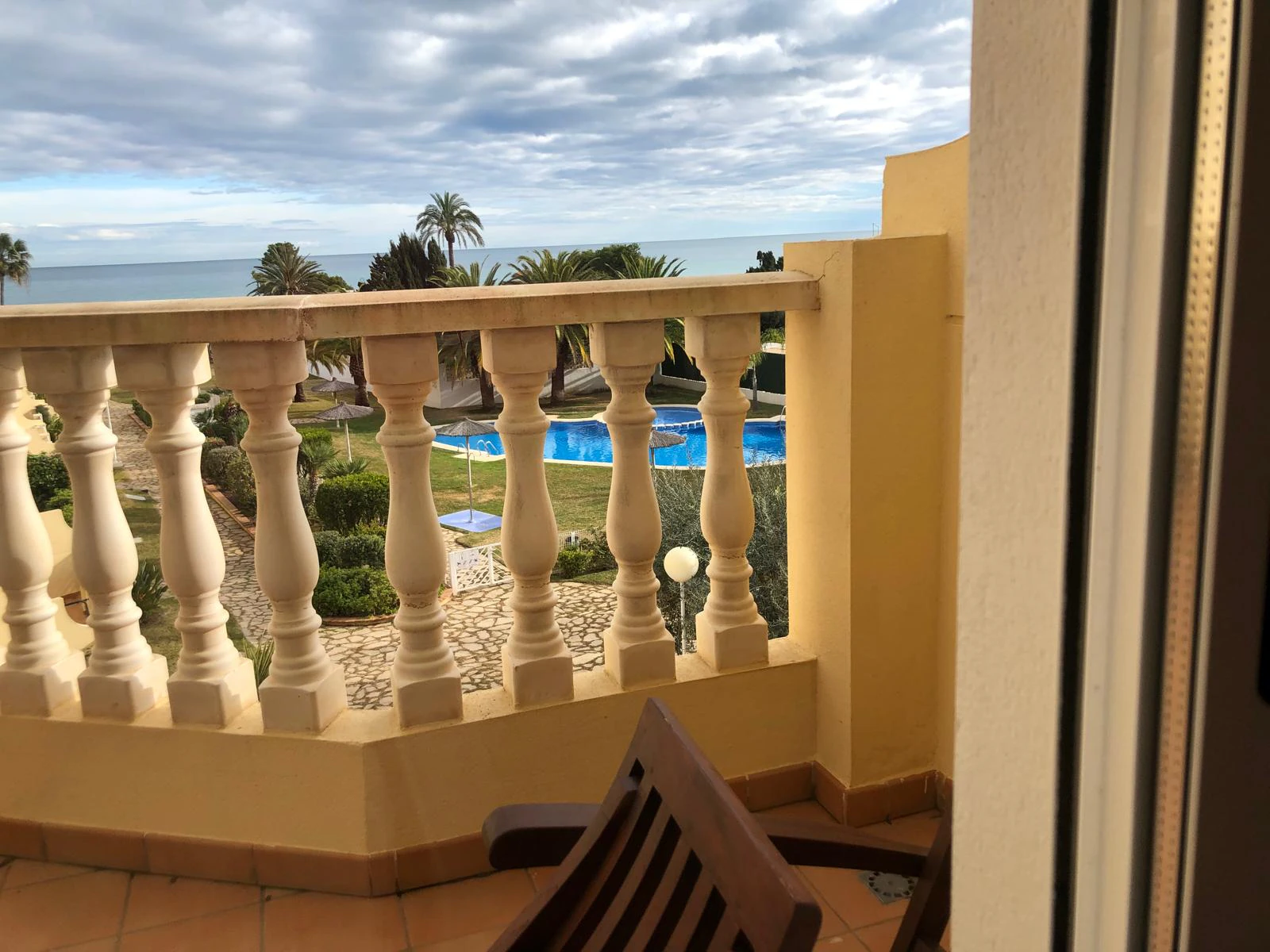 Primerísima línea de playa y urbanización muy tranquila con salida directa a la arena.