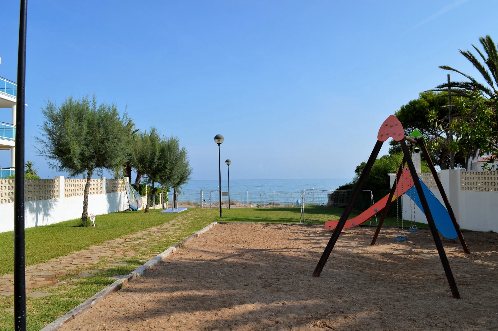 Primerísima línea de playa y urbanización muy tranquila con salida directa a la arena.