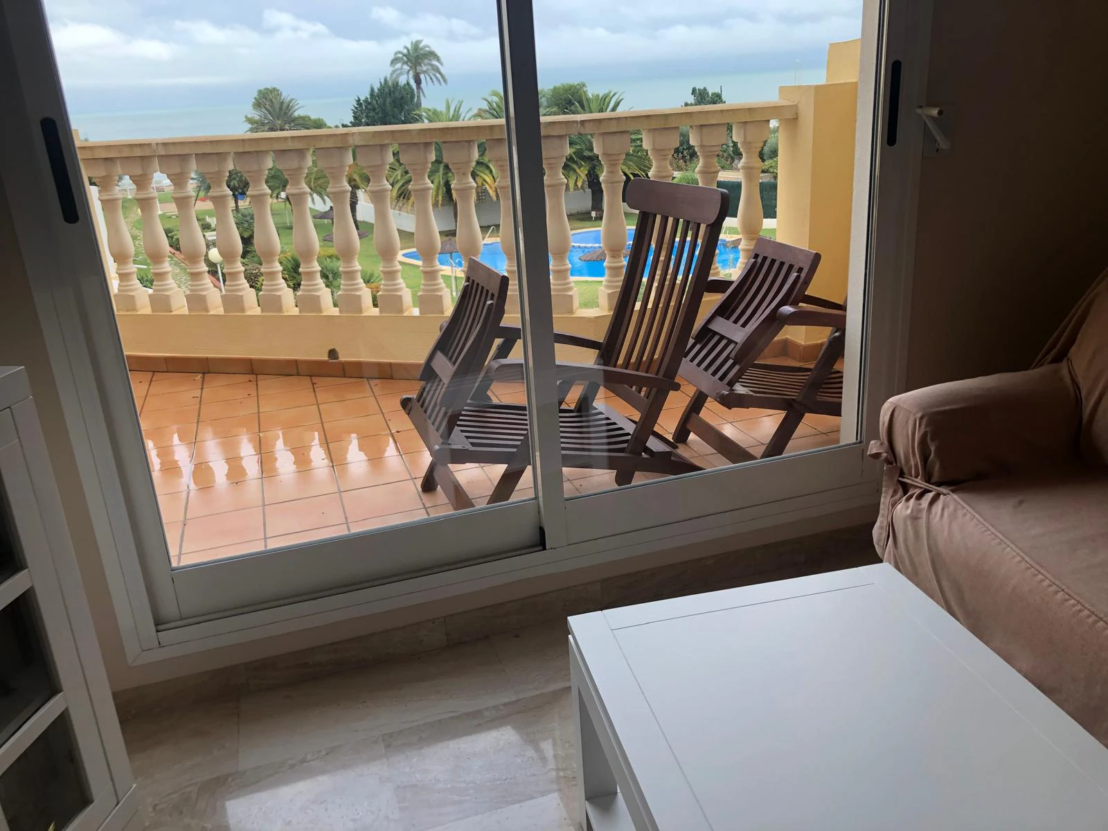 Primerísima línea de playa y urbanización muy tranquila con salida directa a la arena.