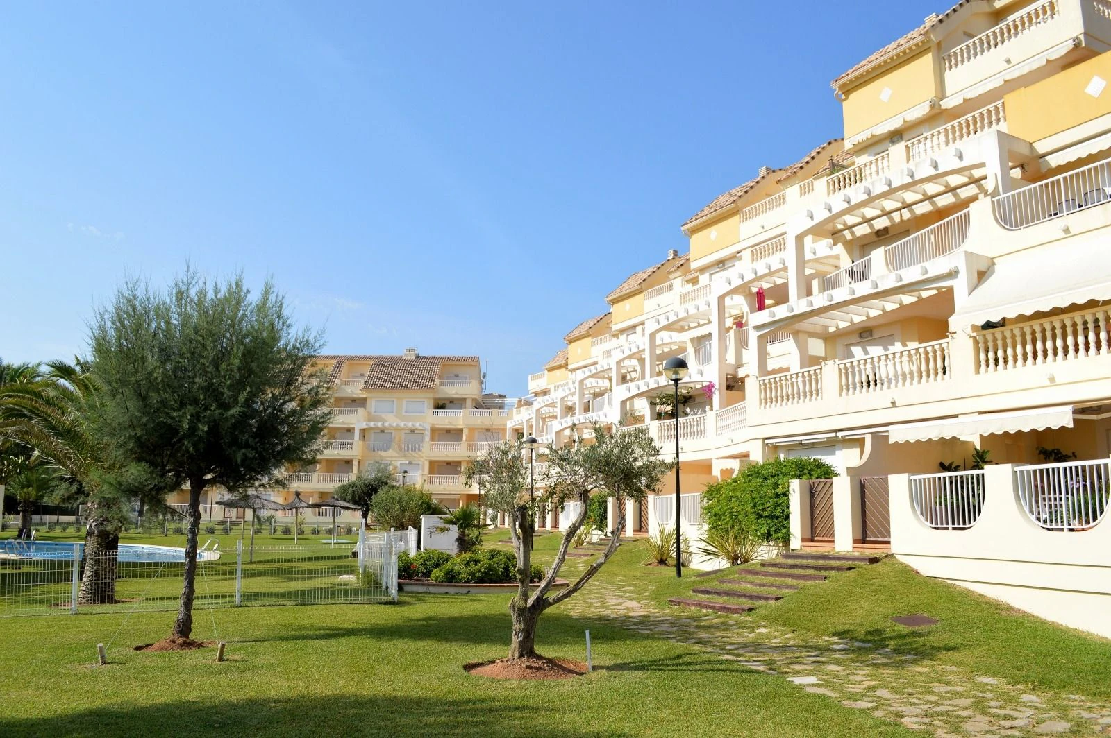 Primerísima línea de playa y urbanización muy tranquila con salida directa a la arena.