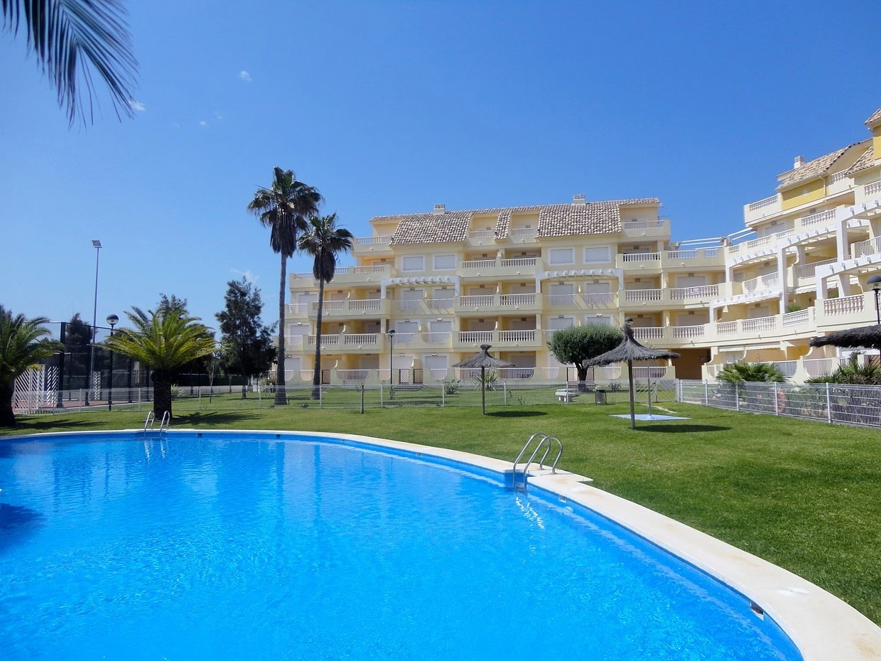 Primerísima línea de playa y urbanización muy tranquila con salida directa a la arena.