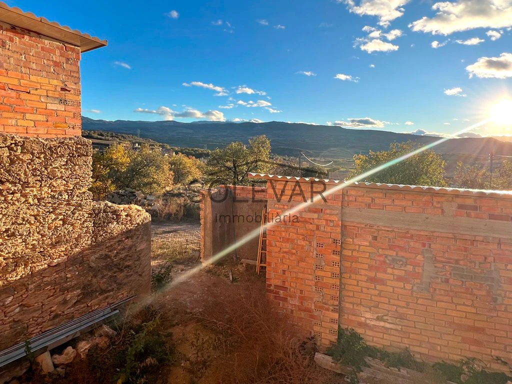 HOUSE TO RENOVATE WITH LARGE RUSTIC LAND IN FIGUEROLA D`ORCAU