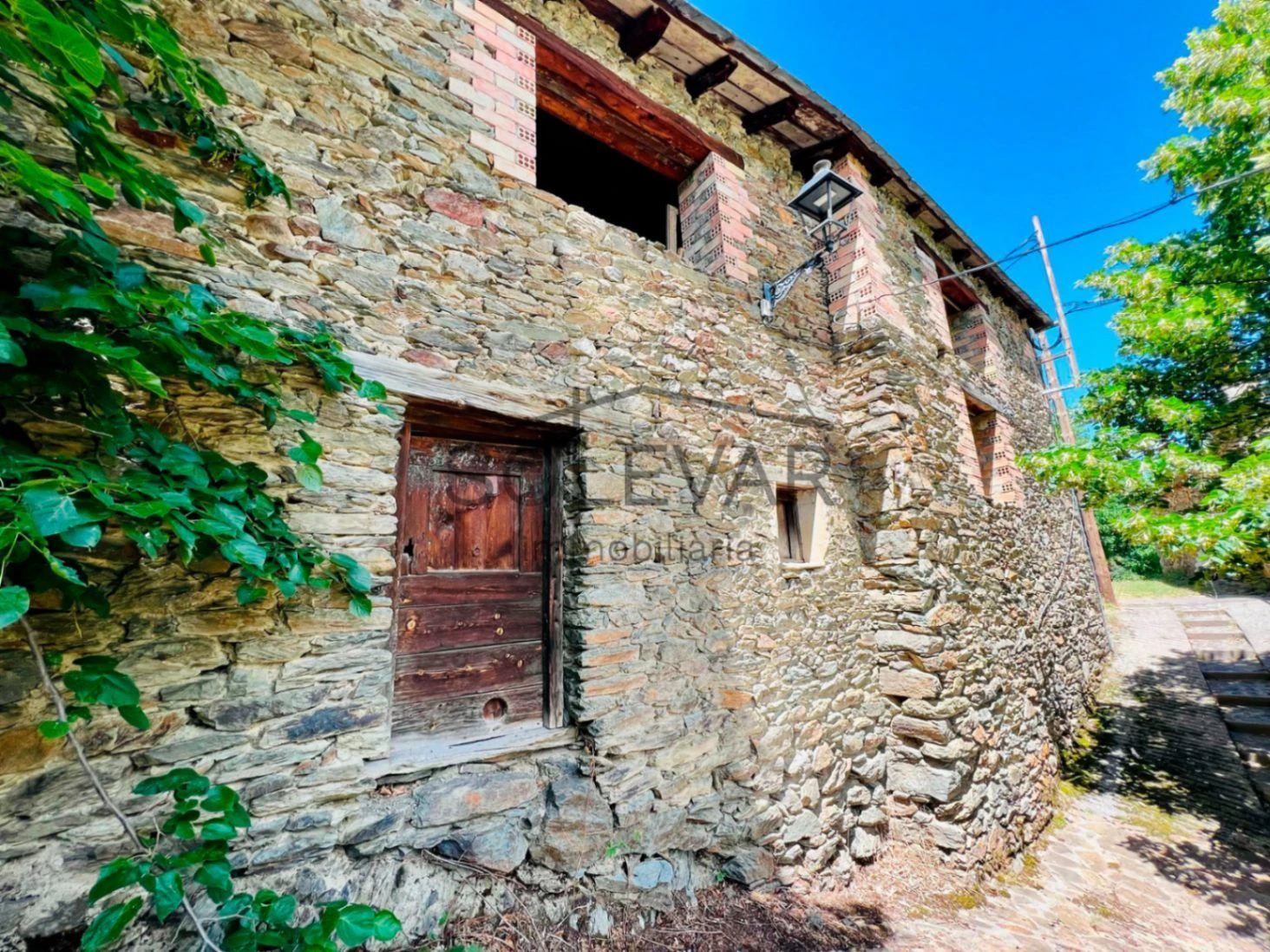 GRAN CASA/PAJAR A REFOMRAR EN MONTENARTRÓ