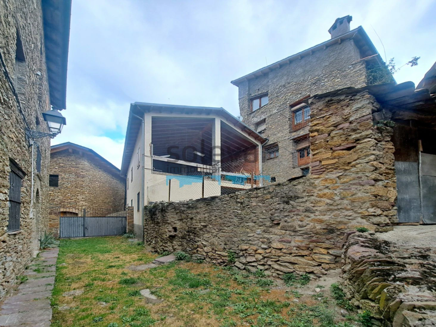 CASA CON MUCHAS POSIBILIDADES EN PAÜLS