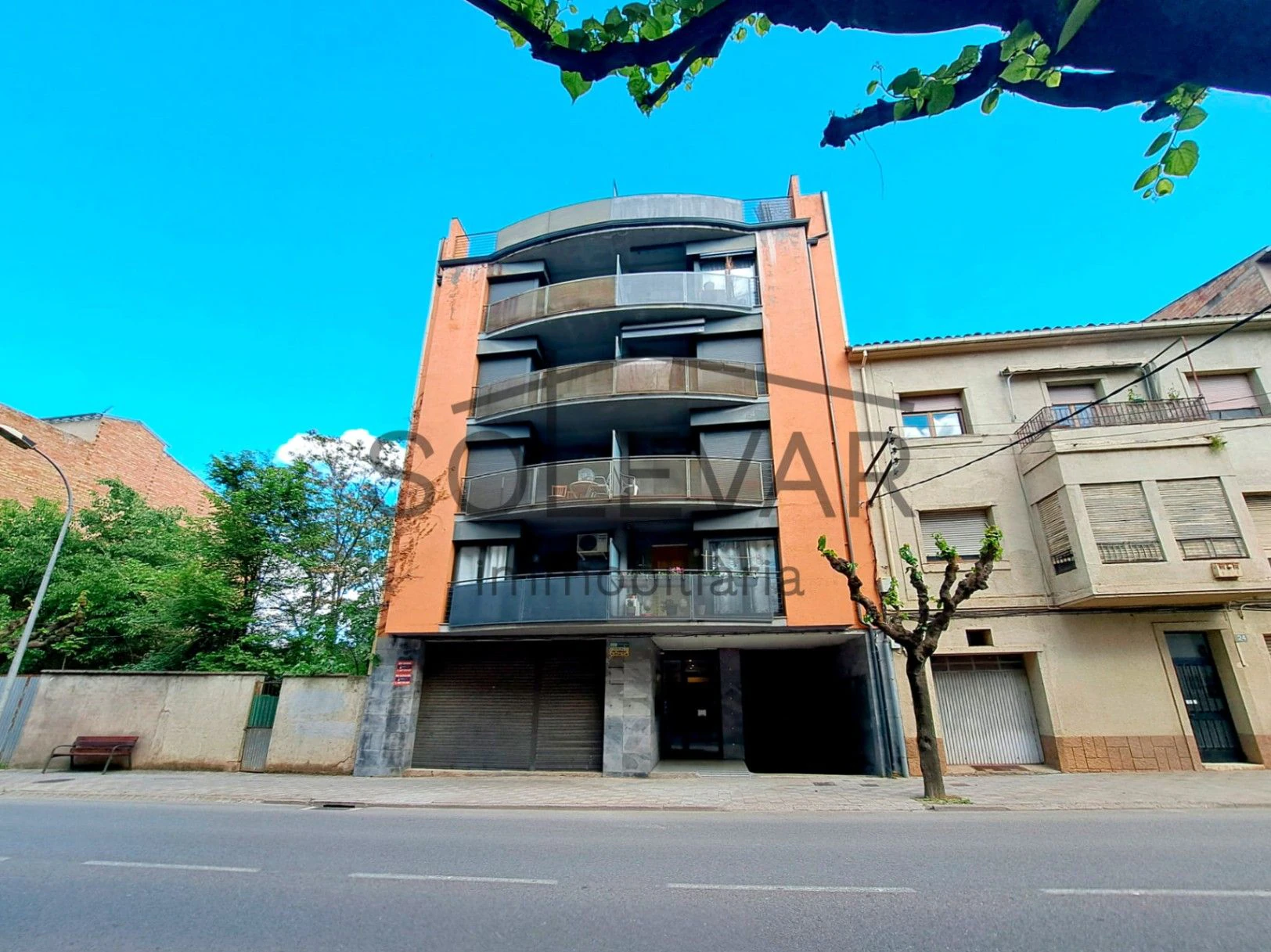 LUMINOSO PISO EN TREMP CON PARKING