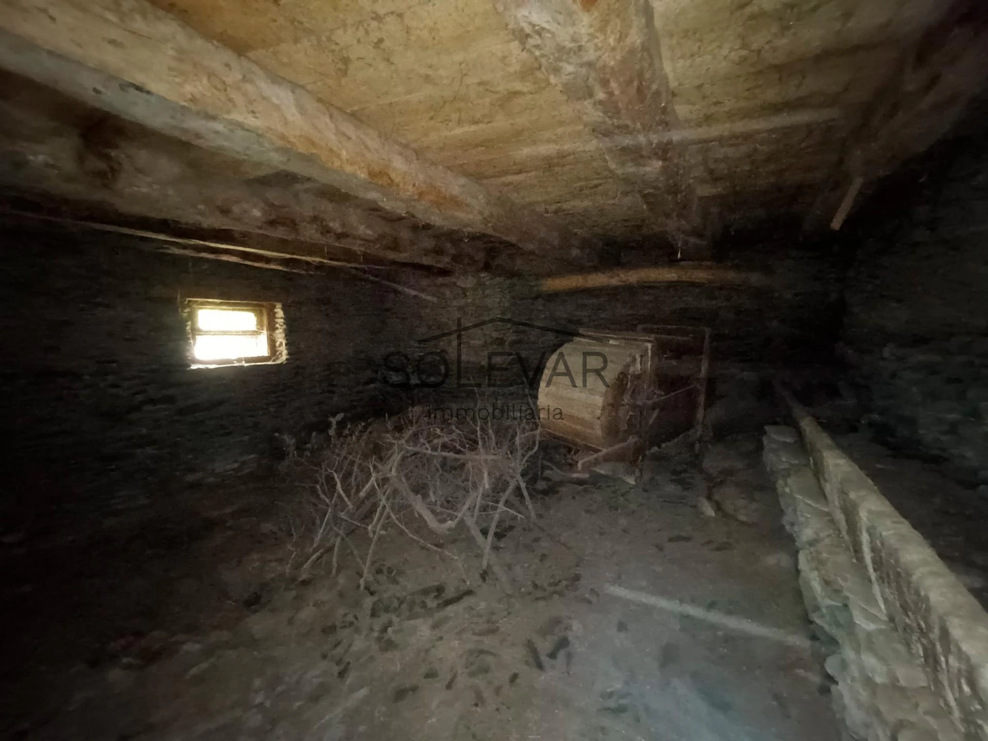 IMPRESIONANTE ANTIGUO PAJAR CON CASA Y TERRENO PARA EDIFICAR