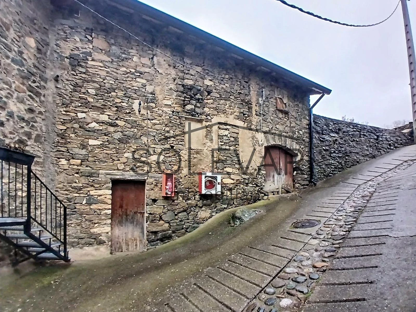 GRAN CASA A REFORMAR CON VISTAS ESPECTACULARES EN MONTROS