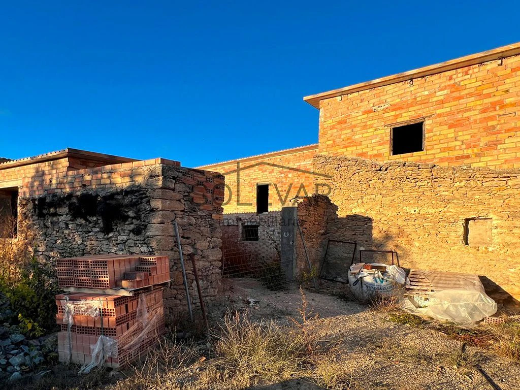 HOUSE TO RENOVATE WITH LARGE RUSTIC LAND IN FIGUEROLA D`ORCAU