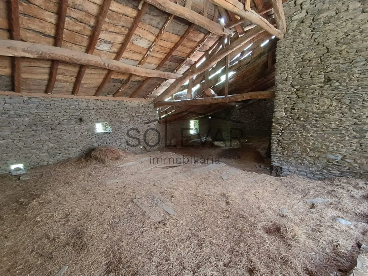 IMPRESIONANTE ANTIGUO PAJAR CON CASA Y TERRENO PARA EDIFICAR