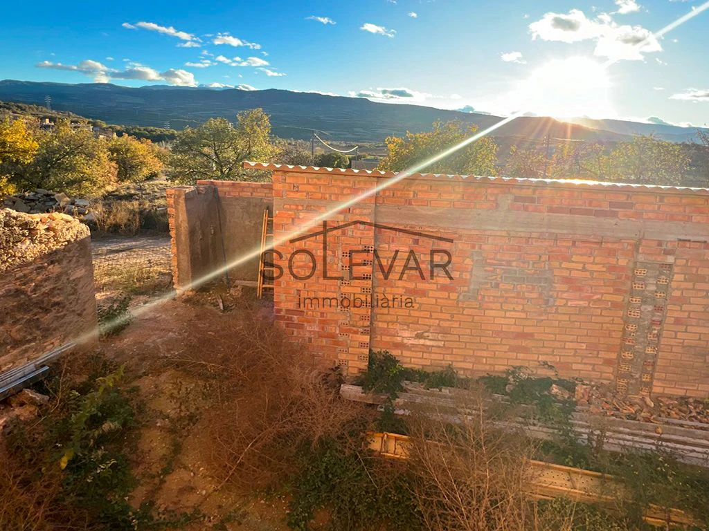 HOUSE TO RENOVATE WITH LARGE RUSTIC LAND IN FIGUEROLA D`ORCAU