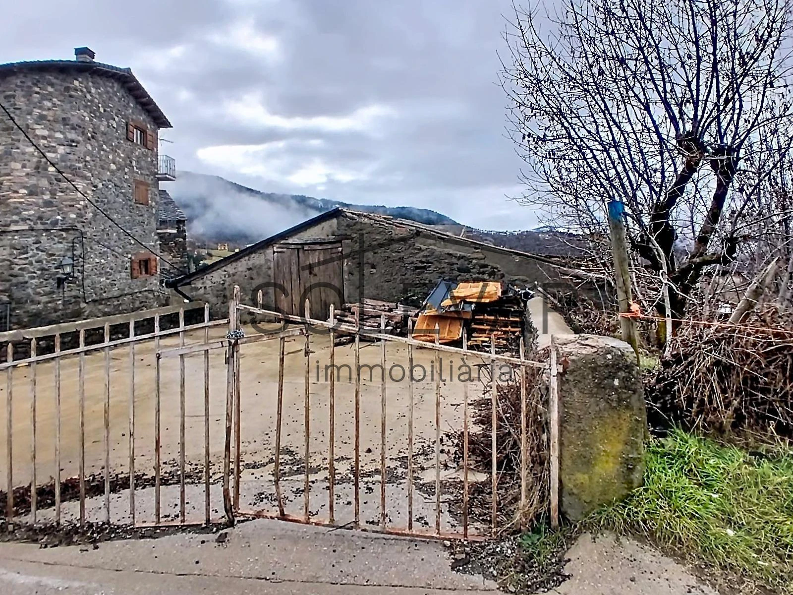 GRAN CASA A REFORMAR CON VISTAS ESPECTACULARES EN MONTROS