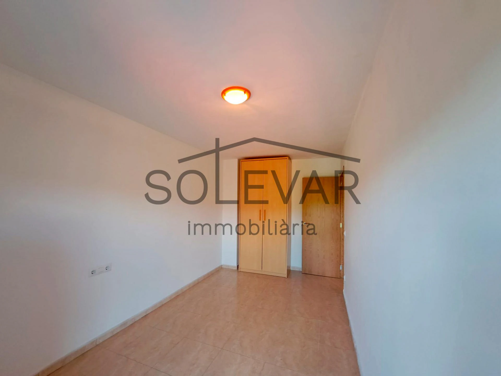 LUMINOSO PISO EN TREMP CON PARKING