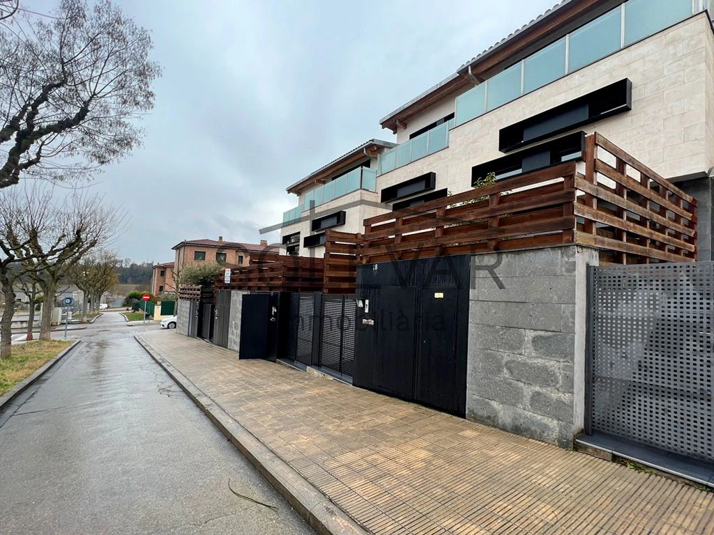 Gran chalet adosado a Tremp - amplio, luminoso y con múltiples espacios exteriores
