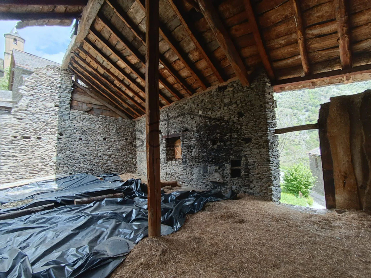 IMPRESIONANTE ANTIGUO PAJAR CON CASA Y TERRENO PARA EDIFICAR