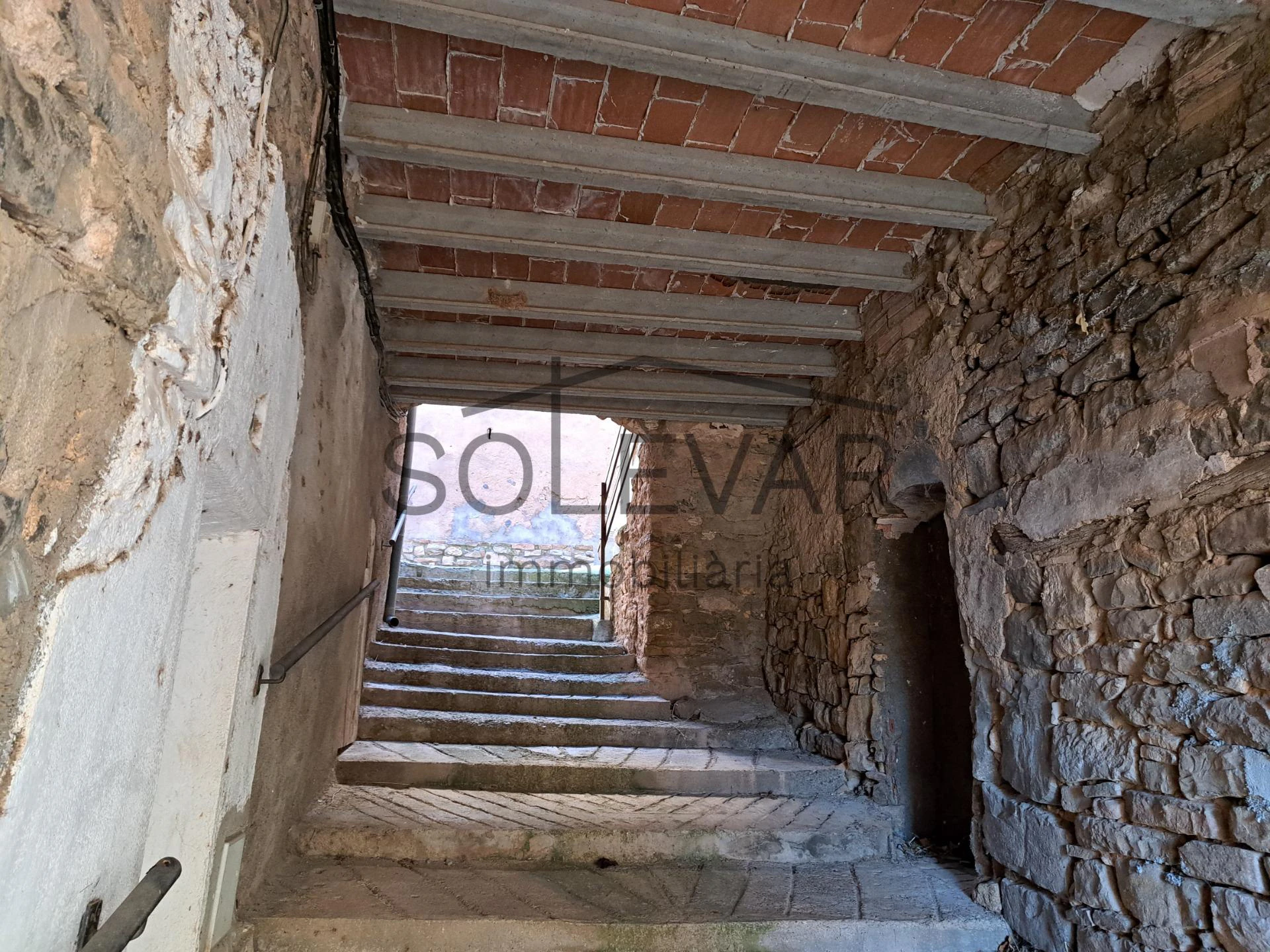 CASA CON TERRAZA EN SUTERRANYA