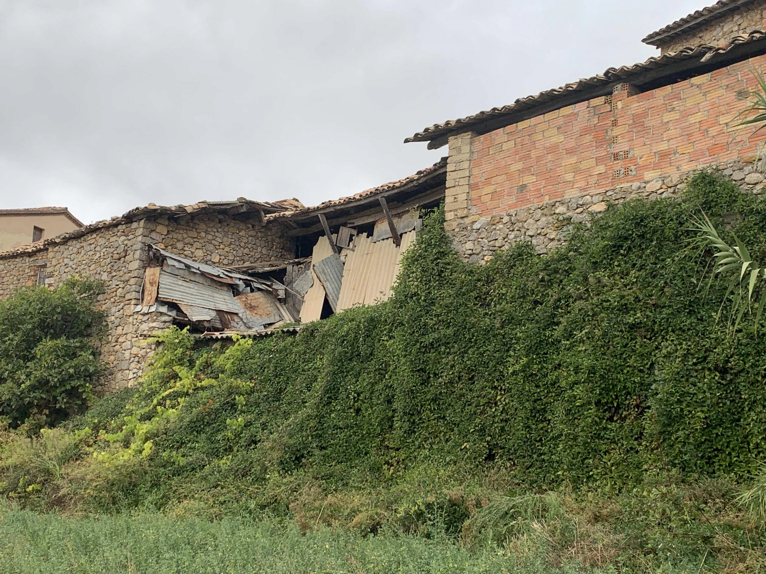 CASA, CUADRA Y CORRAL A LA VENTA EN PESSONADA