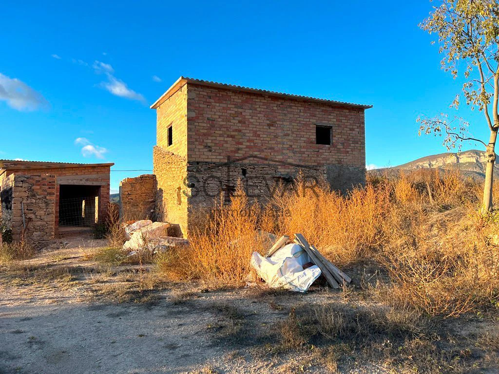 HOUSE TO RENOVATE WITH LARGE RUSTIC LAND IN FIGUEROLA D`ORCAU