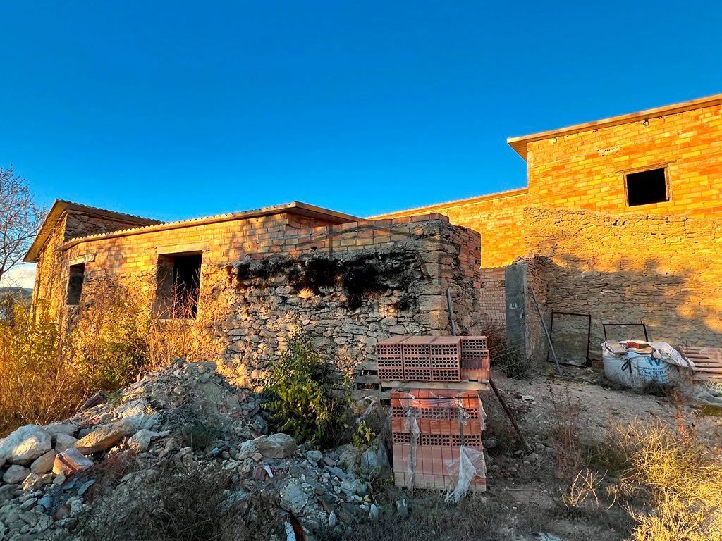 HOUSE TO RENOVATE WITH LARGE RUSTIC LAND IN FIGUEROLA D`ORCAU