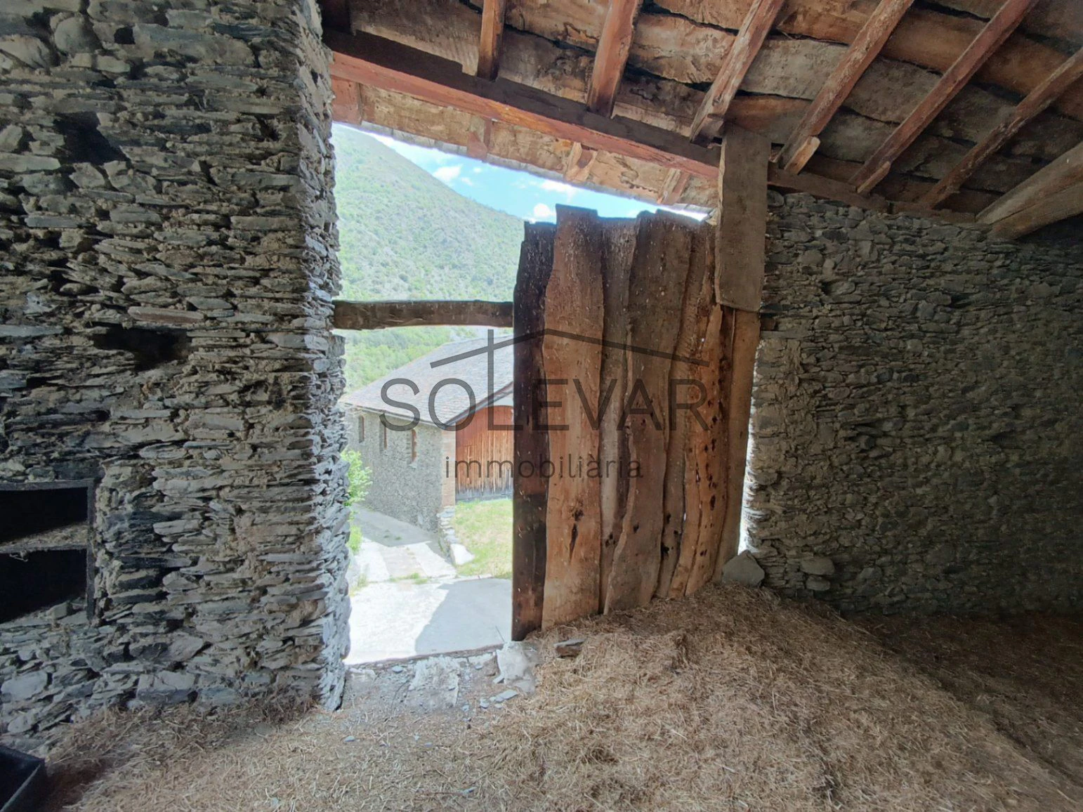 IMPRESIONANTE ANTIGUO PAJAR CON CASA Y TERRENO PARA EDIFICAR