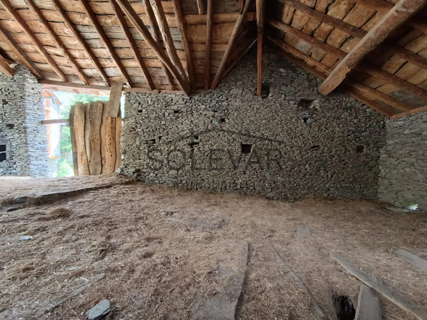 IMPRESIONANTE ANTIGUO PAJAR CON CASA Y TERRENO PARA EDIFICAR